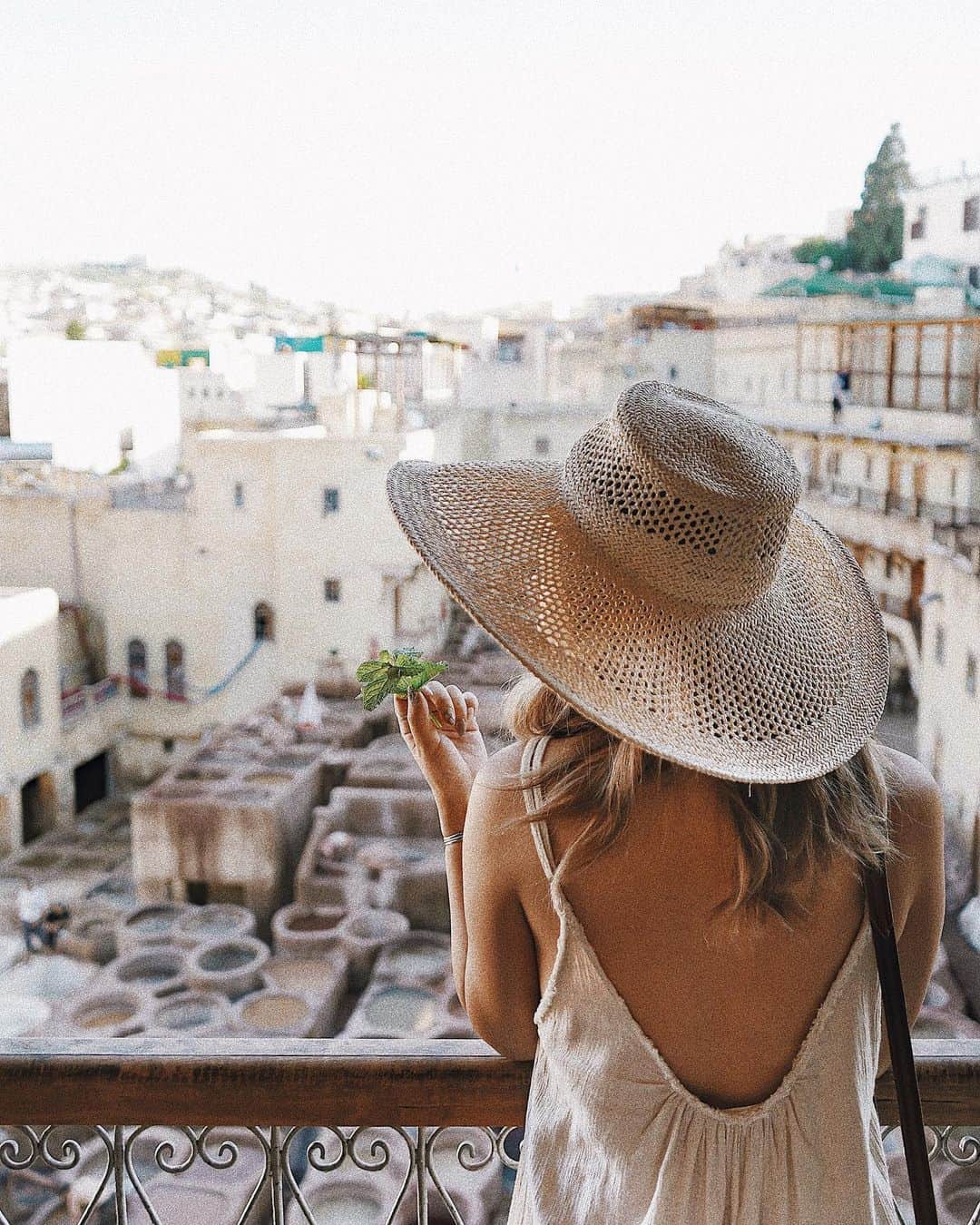 Manamiのインスタグラム：「Tanneries in Fes フェズのなめし革工場🎨🐂🐃🐪 臭い凄すぎてミント渡される🌿 ㅤ 📸 @fanfanirene」