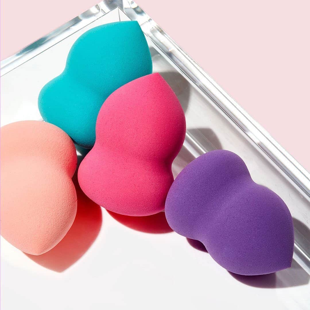 e.l.f.さんのインスタグラム写真 - (e.l.f.Instagram)「The Blending Sponge gives your glam an even and flawless finish. Do you use the sponge to apply your foundation, contour, or layer your products? We suggest all of the above 😉 #elfingamazing #elfcosmetics #vegan #crueltyfree」6月10日 0時12分 - elfcosmetics
