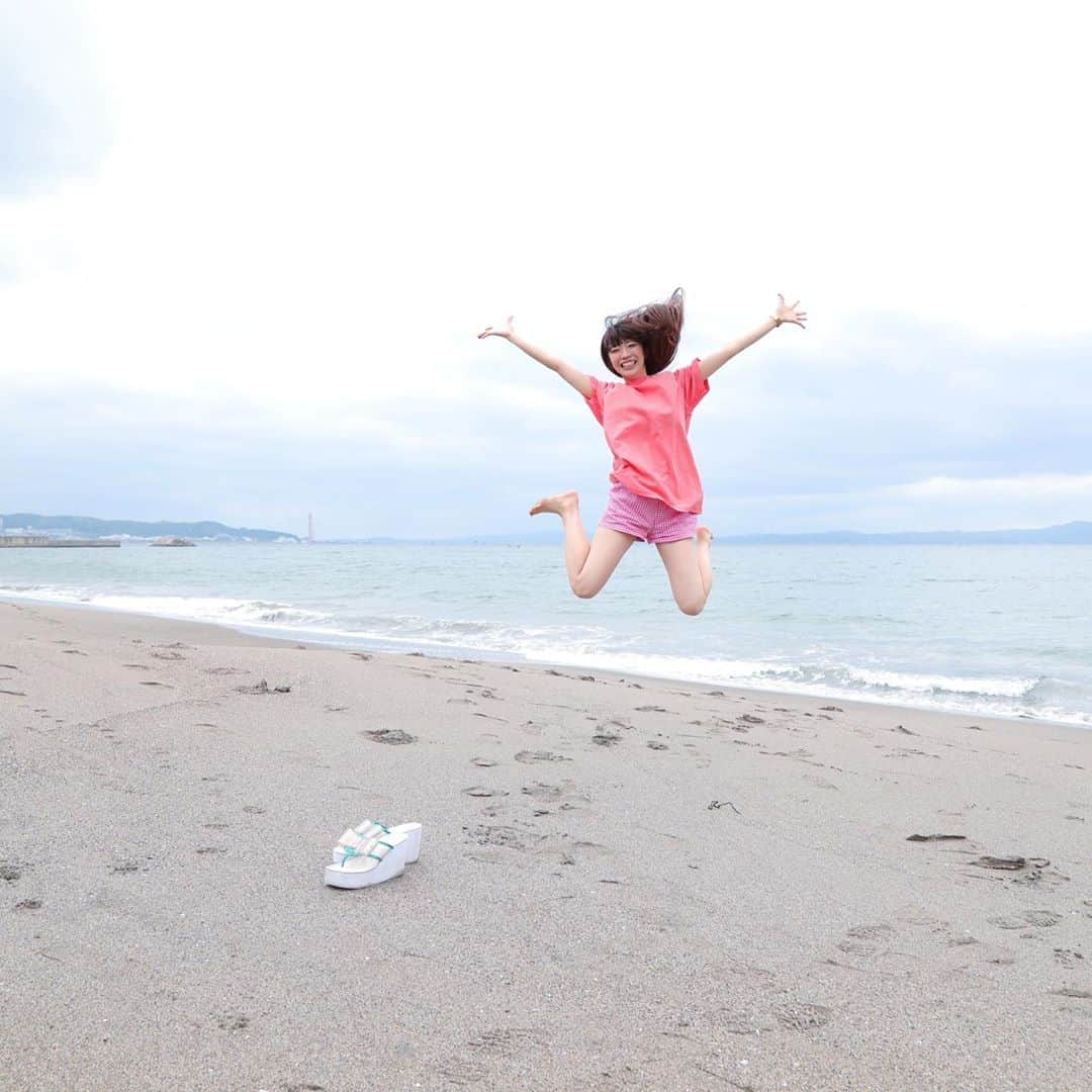 ぱいぱいでか美のインスタグラム：「ジャンプ力に定評のあるぱいぱいでか美です。 ꙳ #跳躍力 #ジャンプ #三浦海岸 #otodama2019 ꙳ めちゃ飛んでんな。 今日はOTODAMAでライブでした〜！ 空き時間に海でちょっと遊んだ。 流石にまだ入れなかったけど！ 去年もOTODAMA出た時この写真撮ったな〜。笑 きっかのカメラマンできてた辻さんに撮ってもらいました！綺麗！ OTODAMA楽しすぎて、いろいろ写真撮ったので しばらく続くかもです。 お付き合いください。」