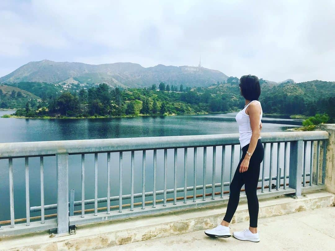 メラニー・サイクスさんのインスタグラム写真 - (メラニー・サイクスInstagram)「Beachwood canyon & reservoir 💙 #naturewalk #hike #la #beachwoodcanyon @jeromecrousseau #hollywoodsign」6月10日 0時23分 - msmelaniesykes