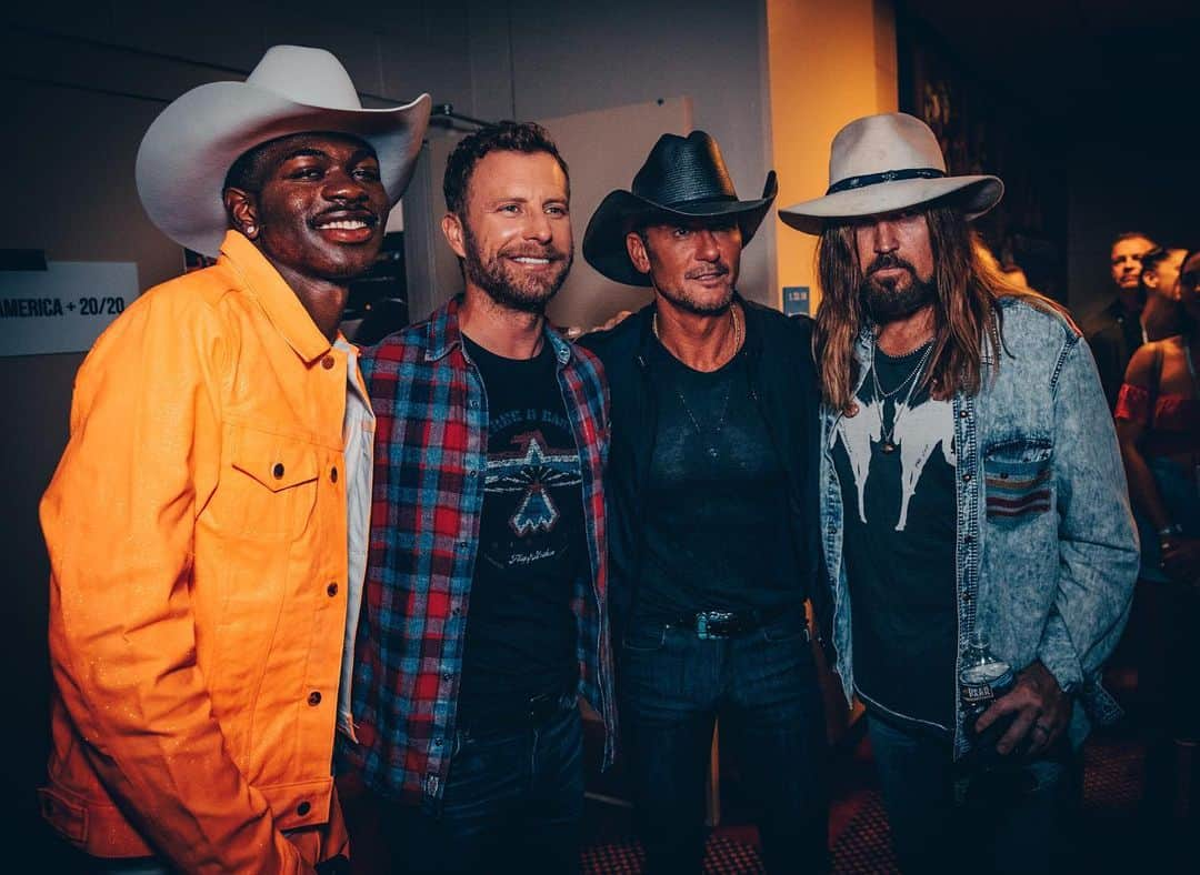 ビリー・レイ・サイラスさんのインスタグラム写真 - (ビリー・レイ・サイラスInstagram)「‪Last night just kept getting crazier and crazier! Found 2 more cowboys for the movie! @dierksbentley @thetimmcgraw #CMAFest 📷:@stevenjbradley」6月10日 0時24分 - billyraycyrus