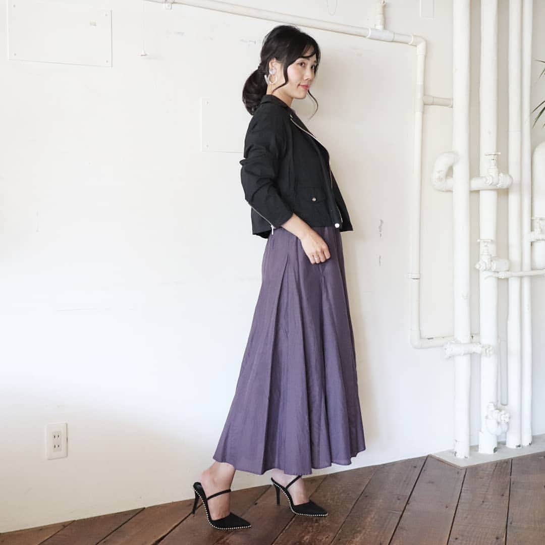 Eri Satoのインスタグラム：「black×purpleコーデ · jacket,skirt: @blancbasque · 今日は雨でちょっと肌寒かった～☂️ さすがにレザーじゃ暑いから、コットン素材のライダースがちょうどいい💕 ストレッチも効いてるから動きやすいよ😋 · 私がお手伝いしている @blancbasque のトップページのURLからお買い物できます👀店内一部SALEもしてるのでチェックしてみてね✨ · ちなみにピアスは @rhythm_everyday だよ😘 · #blancbasque#ブランバスク #ライダースジャケット #fashion#ootd#outfit#code#coordinate#style#ファッション#コーディネート#コーデ#プチプラ#プチプラコーデ#ママコーデ#シンプルコーデ#mamagirl#locari#ママファッション #partegram #親子リンクコーデ愛好家 #l4like#カジュアル#お洒落さんと繋がりたい」