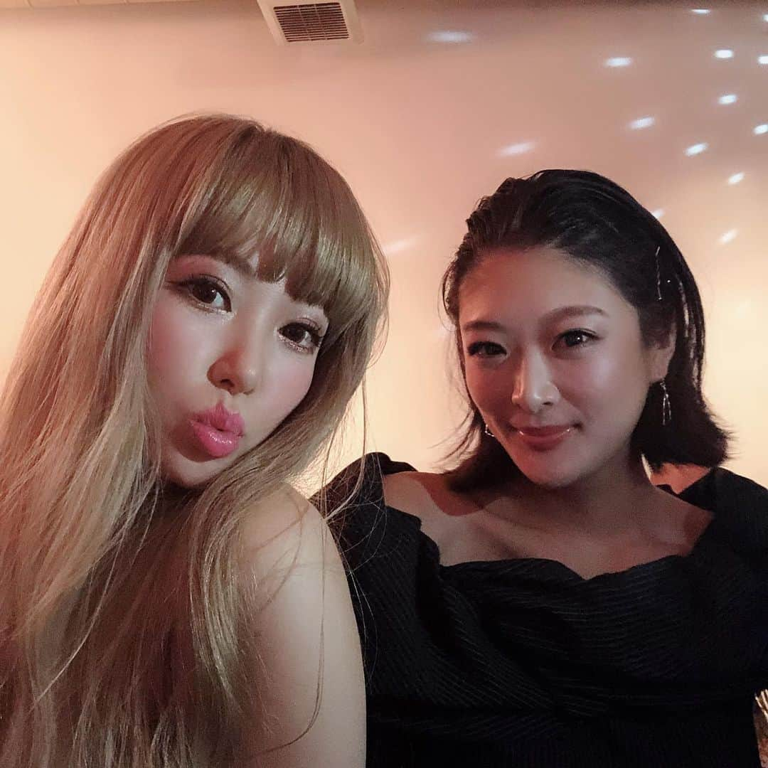 mirayさんのインスタグラム写真 - (mirayInstagram)「私の金髪で遊ぶ可愛い可愛いいつみたん(いとこ)🥰❤️ YEBIS ODDSの仲間ソラビーツと生還したヤリちゃんも🤓 ソラお誕生日おめでとう🎂 ヤリちゃん飲み過ぎないようにね‼️ 美玲に言われたら終わりやで🤪 あーっはははは  #yebisodds」6月10日 0時33分 - miray0705