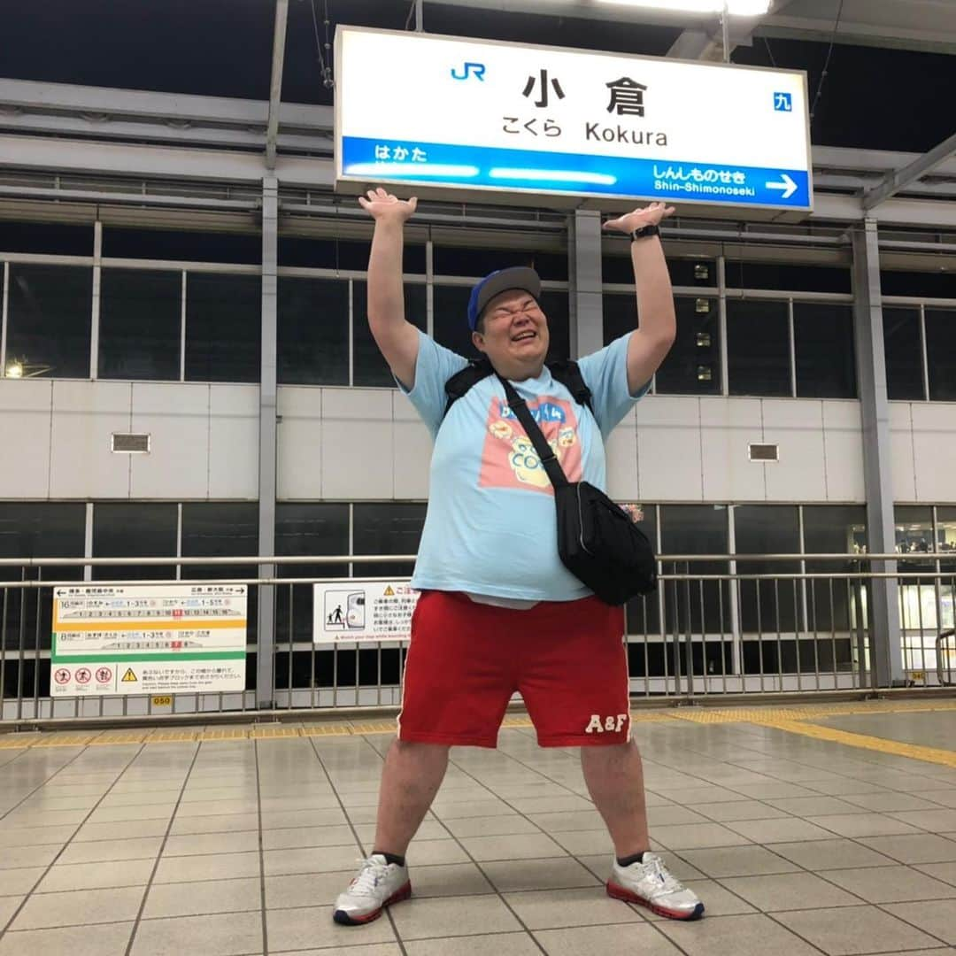 カバさんのインスタグラム写真 - (カバInstagram)「本日のでぶ活。 鹿児島、山口、福岡と3日間沢山のお客さま、ありがとうございました！大感謝です！まだまだ行かせて頂きますので、宜しくお願いします！そして、お世話になった小倉をほんの少し支えさせて頂きました！ありがとうございましたー🙆‍♂️✨あぁ、痩せたい！  #本日のでぶ活 #でぶ活 #吉本新喜劇 #ワールドツアー #すっちー#酒井藍 #鹿児島#山口#福岡 #大感謝 #九州恵みの玉手箱支え #小倉支え #アトラスならぬ #カバラス #お支えシリーズ #キャメラマンはいつも #小西武蔵 #専属キャメラマン #指示多め #指示の時は余裕でタメ口 #彼が本気になってる証拠 #かまへんかまへん #これからも彼の作品をお楽しみに #あぁ、痩せたい」6月10日 0時35分 - kabaking0129