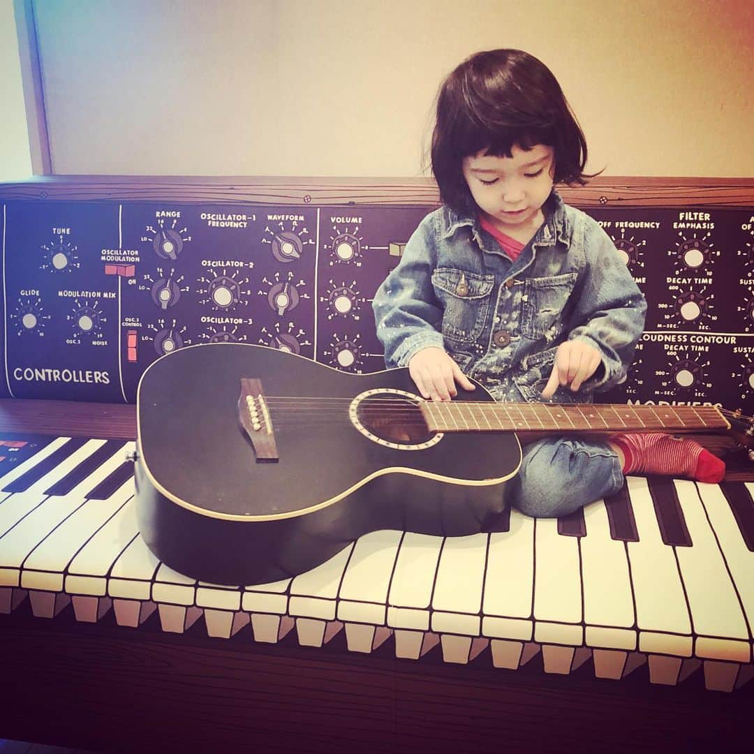 KOKIAのインスタグラム：「Team musical family. #tokyo #japan #japon #kokia #photography #歌手 #コキア #insta #art #beautiful #picoftheday #follow #女性 #ソングライター #photooftheday #woman #jmusic #ボーカリスト #singer #songwriter #jpop #vocalist #voice #声 #ライブ #live #綺麗 #日本」