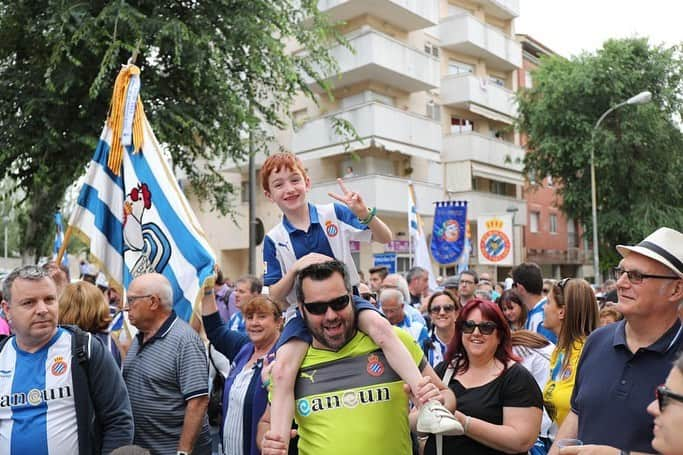 RCDエスパニョールさんのインスタグラム写真 - (RCDエスパニョールInstagram)「Avui s’ha celebrat el 29è Aplec de Penyes del RCD Espanyol de Barcelona a Sant Sadurní d’Anoia! Ha estat un gran dia!🥂🍰🍾👏 ⚪️🔵 - Gràcies a tots! Hem estat al voltant de 900 assistents! -  #RCDE | #Volem | #EspanyoldeBarcelona | #AplecdelCava」6月10日 0時40分 - rcdespanyol