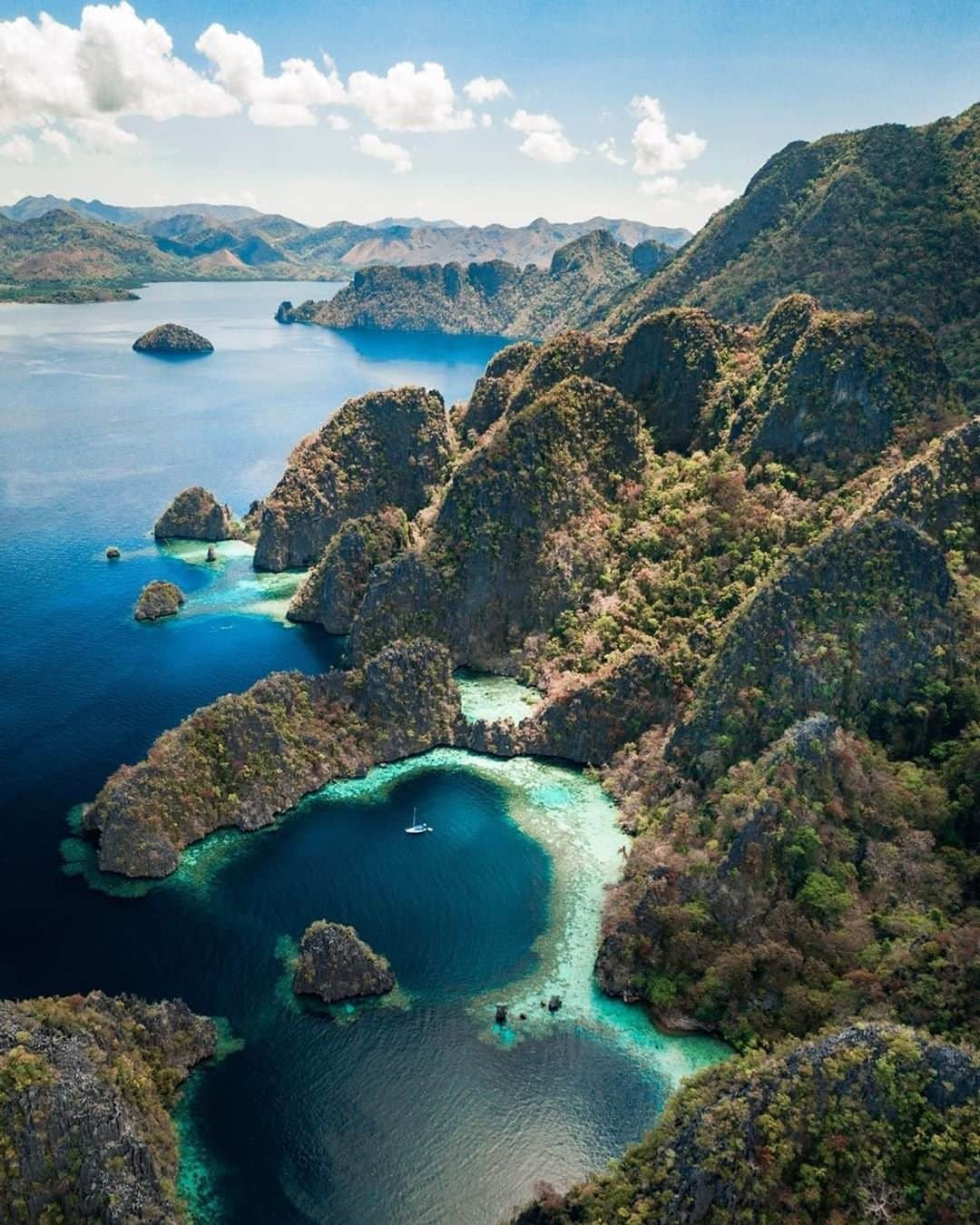 Travel + Leisureさんのインスタグラム写真 - (Travel + LeisureInstagram)「Otherworldly limestone rock formations rise out of the turquoise water to create unbelievable seascapes. Read why Palawan was once voted the world's best island at our link in bio! #tlpicks courtesy of @vincelimphoto」6月10日 0時45分 - travelandleisure