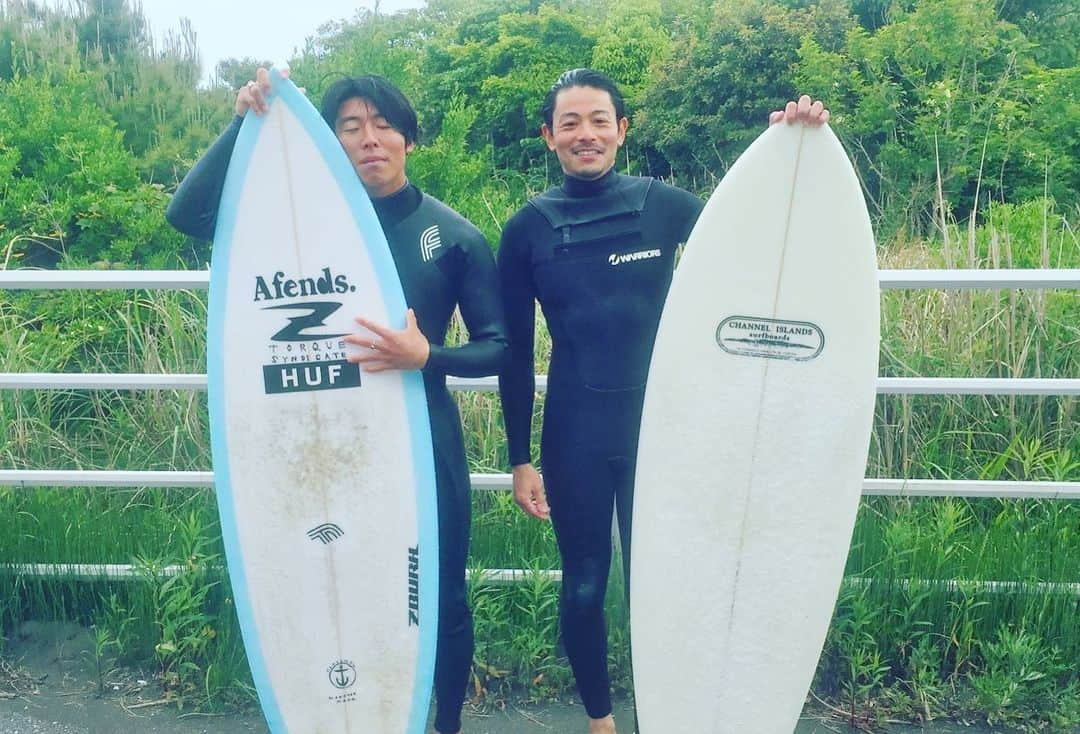 吉沢悠さんのインスタグラム写真 - (吉沢悠Instagram)「． This is  from the surfing magazine,"Surfing  Life." I was taught by a stylish surfer"NAOMI KOBAYASHI." His Surfing is very relaxing and like a flying butterfly！ Please check out this magazine! ． 6/10発売【SURFING' LIFE】 . 日本のスタイルマスター、サーフィンライフの表紙も飾っている［小林直海］先生にサーフィン教えて貰いました。 ． 彼のサーフィンはリラックスしていて、ロブマチャドのように無駄な力が入ってないスタイリッシュサーフィン！ ． この号は僕にとって永久保存版です！ ． #surfing  #サーフィン  #千葉  #小林直海  #naomikobayashi  #style  #スタイリッシュ #先生  #surfcoach  #リラックス #relax #surfinglife  #サーフィンライフ  #テイクオフ  #目線 #スピード #speed  #サンライズ  #最新号 #lifestyle  #nextlevel #チャンネルアイランド  #minisurfboard」6月10日 0時49分 - hisashi_yoshizawa