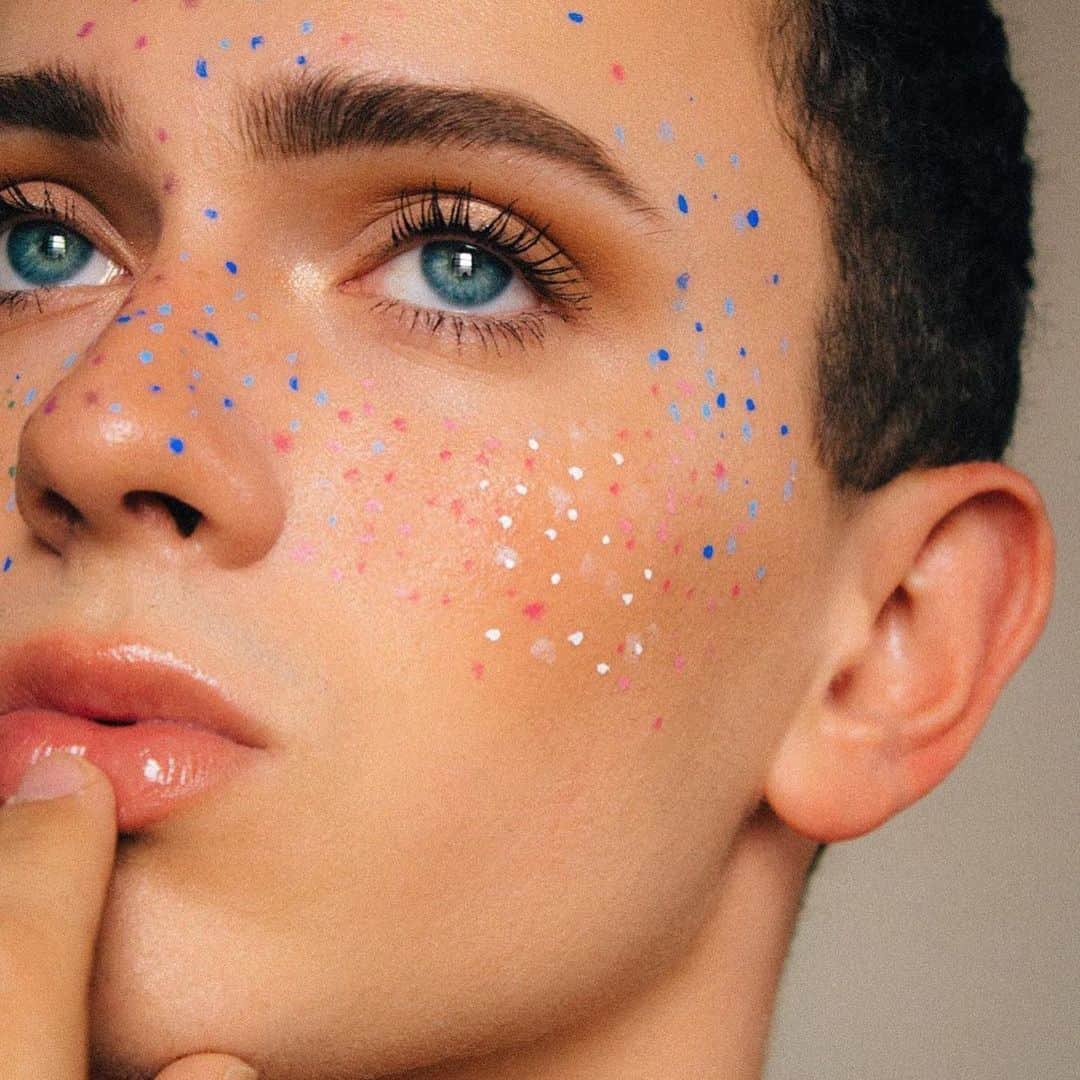 NYX Cosmeticsさんのインスタグラム写真 - (NYX CosmeticsInstagram)「Happy #LAPride! 🌈🌟 Feeling empowered by @mattxiv's moving masterpiece inspired by the Pride & Transgender Flags 🏳️‍🌈💕💙 He uses our Vivid Brights Creme Colors + Liners to create the look 💋 || #nyxcosmetics #nyxprofessionalmakeup #proudartistryforall」6月10日 0時51分 - nyxcosmetics