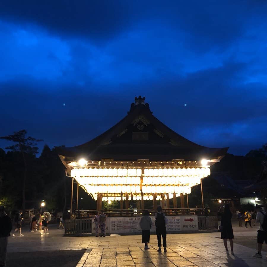 集英社FLAG SHOP（フラッグショップ）さんのインスタグラム写真 - (集英社FLAG SHOP（フラッグショップ）Instagram)「【京都だより】この短期間で2度京都へ来ている私。残念ながら、THE 古都な雰囲気は味わえず😿(※観光で行っているわけではないので当たり前💦) だったのですが、本日のイベント終了後に念願のプチ京都観光ができました💕 向かったのは、24時間お詣りができるという八坂神社⛩ 到着してすぐに撮影した1枚目の写真、雲が⤴︎に見えません？ 上向きな矢印に見えてなんだかワクワクしました☺︎ 中に入るとたくさんのキレイな提灯が🏮🏮🏮🏮 なんだか幻想的な雰囲気でうっとり。 そのあと少しお散歩をして行き着いたおシャンティな箱庭があるカフェ☕️名物だというかき氷を食べました🍧 氷の器の上にフレッシュなフルーツのソースがかかっていてとっても美味しかったです🍓🍊 そこでタイムアップ⏰ 京都駅に向かって新幹線で東京へ🚅  少しの時間でしたが、心の充電が完了🔌来週もまた頑張ろう✨と思えました。  先ほど東京に着いたのですが、驚くような寒さでびっくりしています🥶  みなさま、風邪にはお気をつけて⚠️みなさまの来週が素敵な1週間になりますように☆  おやすみなさい💤  #京都だより #京都 #イベント #出張 #念願の #プチ観光 #八坂神社 #提灯 #幻想的 #キレイ #pageone #カフェ #かき氷 #2時間だけのバカンス #フルーツ #今回の出張で #のぞみひかりこだまの違いを学びました #雲 #cloud #⤴︎ #いいことありそう #中の人のつぶやき #来週も頑張ります #goodnight #おやすみなさい」6月10日 0時52分 - happyplusstore