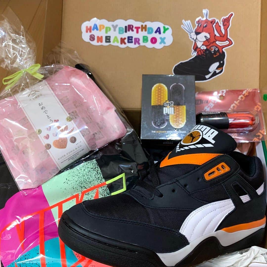SneakerBox.jpさんのインスタグラム写真 - (SneakerBox.jpInstagram)「✨🎂✨ 今日はスニフェスメンバーの皆様にお祝い頂きました🙇 まさか自分だとは思わなかったので本気でビックリしました😅 皆さま本当にありがとうございます‼️‼️ パレス、ガツガツ履かせていただきます👟✨ #sneakerfes #sneaker4life  #sneakerwars  #sneakerbox #スニフェス #左足推進委員会 #kixsix」6月10日 0時53分 - sneakerbox.jp