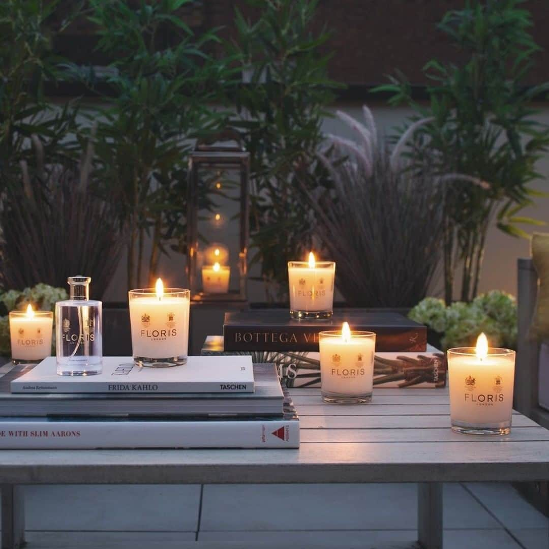 フローリスさんのインスタグラム写真 - (フローリスInstagram)「Enjoy the longer evenings by dining alfresco, under the soft light of scented candles. #FlorisLondon #ScentedCanle #Candle #Summer #June #SummerScent #Candles #LuxuryCandle #Luxury #ScentedCandles #Scent #Fragrance #SummerEvenings #Sunday」6月10日 1時00分 - florislondon