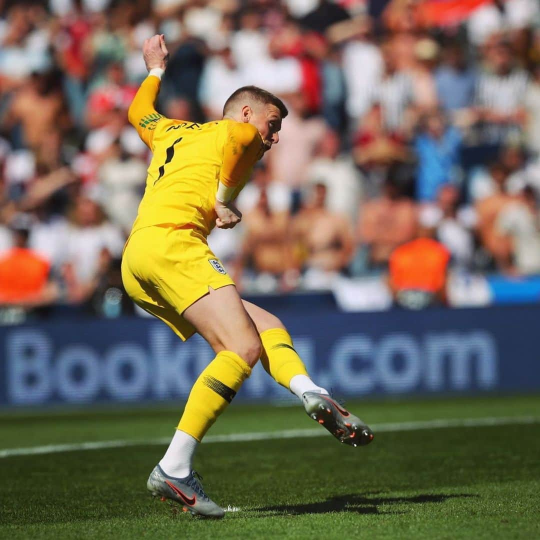 エヴァートンFCさんのインスタグラム写真 - (エヴァートンFCInstagram)「@jpickford1: @england’s number 1 or number 9?! 🤷‍♂️ • • • #pickford #jordanpickford #goalkeeper #goal #penalty #england #threelions #switzerland #nationsleague #uefanationsleague #everton #efc #coyb #premierleague #pl (📸: @england)」6月10日 1時15分 - everton