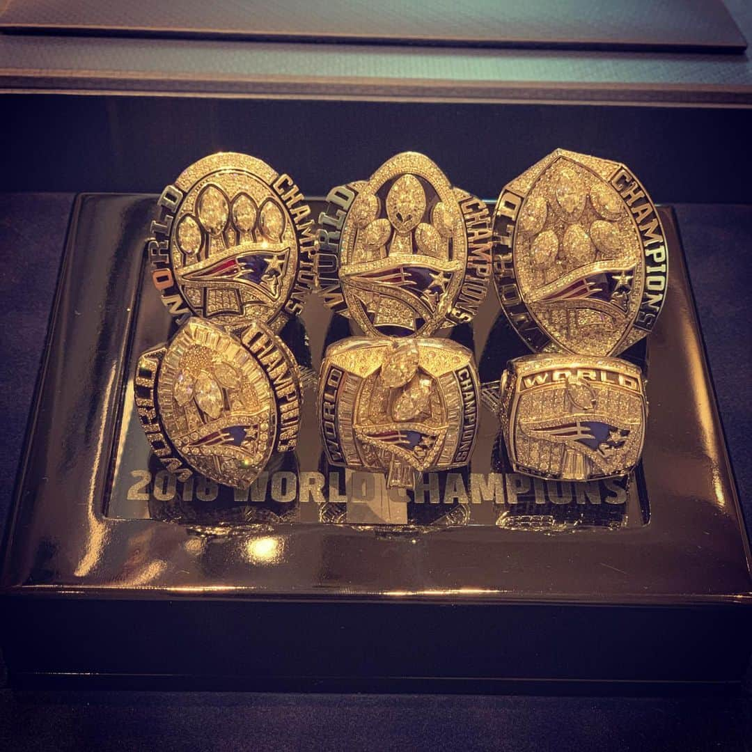 トム・ブレイディさんのインスタグラム写真 - (トム・ブレイディInstagram)「Do you know which ring is my favorite? ....The Next One!!! #bigjonny #goblue 💯🏈❤️」6月10日 1時10分 - tombrady