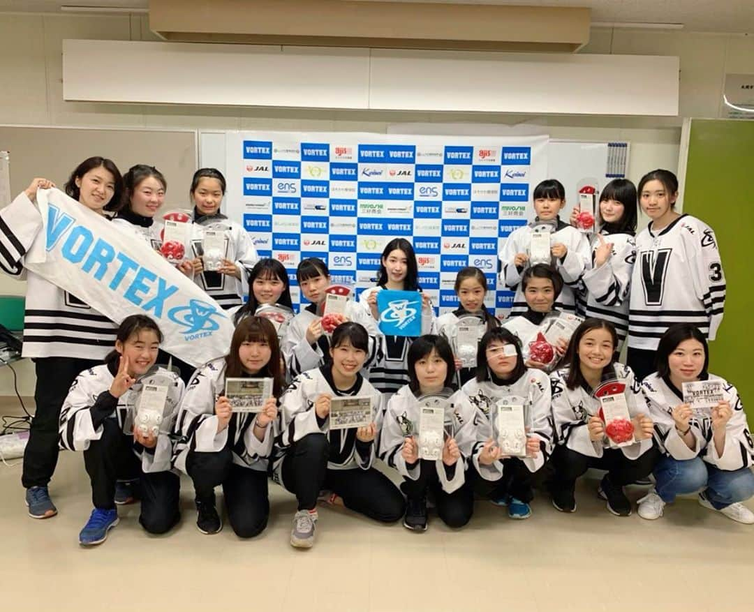 藤本那菜さんのインスタグラム写真 - (藤本那菜Instagram)「Vortex Sapporo IHC﻿ 優勝報告会・祝賀会でした🏒🏆﻿ ﻿ スポンサー各位、SEDONA会員、関係者の皆様、ありがとうございました！﻿ ﻿ 🌸お知らせ🌸﻿ 今シーズン限定グッズを販売するそうです。﻿ (数量限定) ※ These items are sold only in Japan.﻿ Card set ¥500﻿ Hand towel ¥600﻿ Sports towel ¥1,100﻿ Hand & Sports towel set ¥1,500﻿ ﻿ ご興味ある方は、下記までお問い合わせください。﻿ 現在Vortex Sapporo IHCでは、Supporters Club会員(SEDONA)も募集しております。﻿ ※1口 ¥1,000〜﻿ ﻿ E-mail📩: sedona@vortex-ihc.com」6月10日 1時19分 - nanafujimoto33