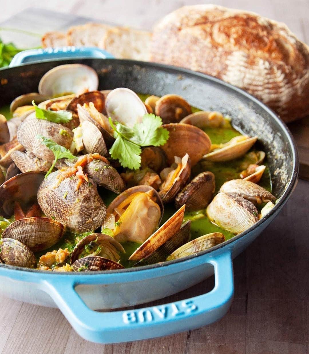 Staub USA（ストウブ）さんのインスタグラム写真 - (Staub USA（ストウブ）Instagram)「What's for dinner? Chef Julia Sullivan's Clams Pistou made in one of our newest colors, French Blue 🇫🇷💙! Chef and co-owner of @henrietta_red in Nashville, @juliakeelin is known for her ingredient-driven recipes that balance interesting flavors and elegant presentation with convivial spirit. Steal a piece of her wisdom when you make her Clams Pistou at home! 📷: @surlatable」6月10日 1時30分 - staub_usa