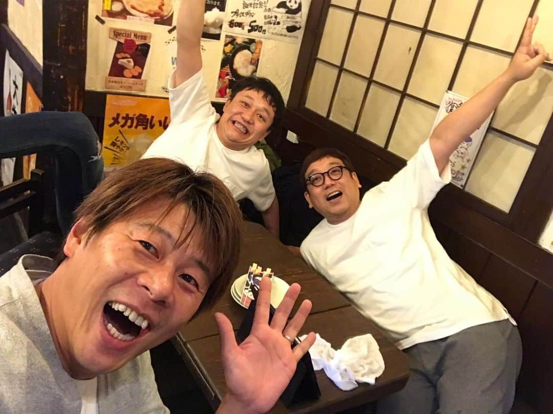 ロッシーさんのインスタグラム写真 - (ロッシーInstagram)「今日は、ルミネtheよしもと！SPコメディほんこん班 3回出番  お昼は、実はスゴイ実力の持ち主！ 世にも奇妙な物語脚本作品を手がけた、赤松新 と 今話題のオモシロイラストアーティストの 西島功補  と、ルミネテラスで、ランチ！ わざと変な顔します！ ホントは、 ハンサムですよ！ で、そのあと、 大好きな優しい先輩としっかり後輩と乾杯！ #ルミネtheよしもと #SPコメディほんこん班 #世にも奇妙な物語 #脚本家 #赤松新 #イラスト #アーティスト #西島功補 #変な顔 #ハンサム #大好きな #先輩 #芦澤和哉 #しっかり #後輩 #山本吉貴  #野性爆弾 #ロッシー #より。 #ロシ写真」6月10日 1時30分 - yaseibakudan_rossy