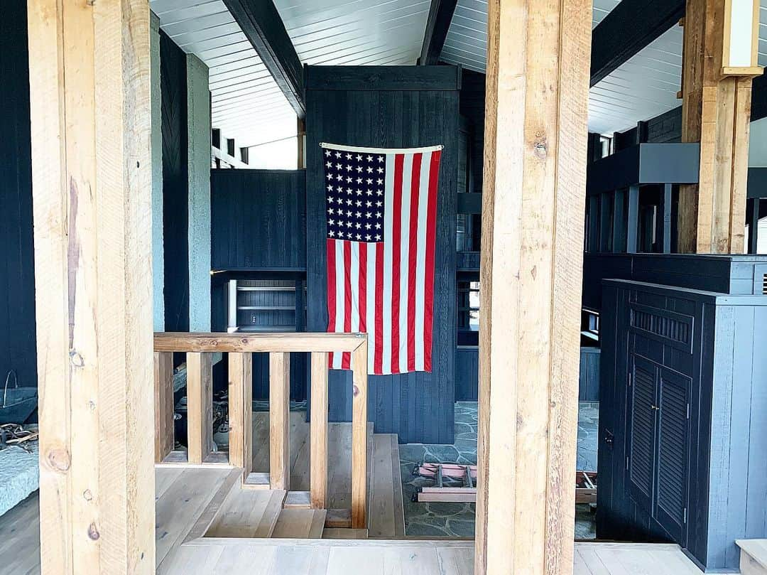 トム・デロングさんのインスタグラム写真 - (トム・デロングInstagram)「It’s important to hang the (vintage 48) flag before any other items come. Just sayin’ #Idyllwild」6月10日 1時33分 - tomdelonge