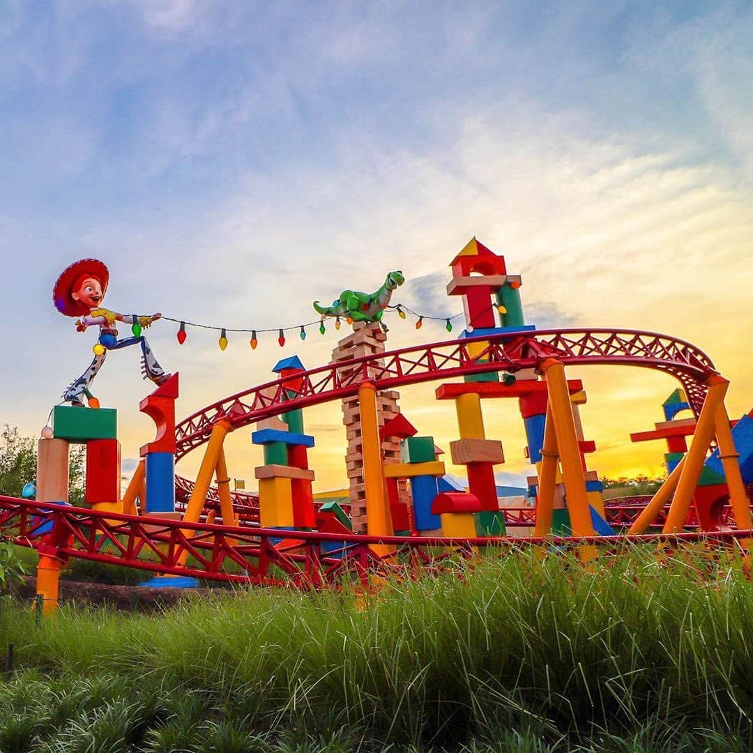 Walt Disney Worldのインスタグラム：「The sun sets, but the fun lives on in Andy’s backyard! 🌟🎈#SunsetSunday #ToyStoryLand (📷: @disneyinsta.disney07)」