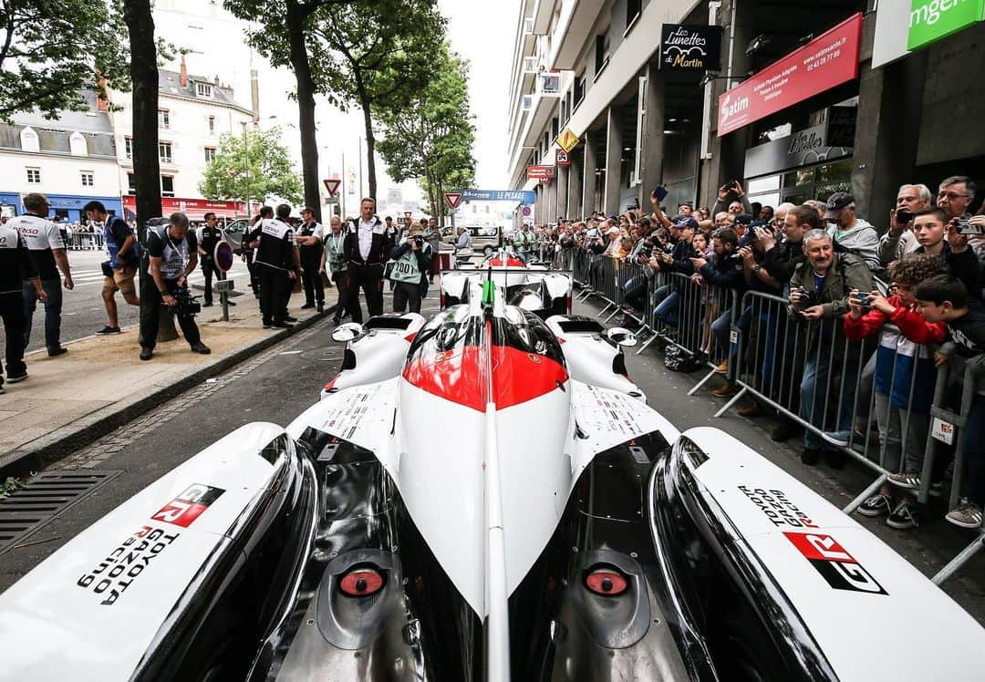 フェルナンド・アロンソさんのインスタグラム写真 - (フェルナンド・アロンソInstagram)「Primer día en Le Mans . Verificaciones y “pesaje” en el centro del pueblo. Gran ambiente en el equipo y mucho apoyo de todos los fans!! #lemans24 #wec #toyota 📷: @f1photographer」6月10日 1時39分 - fernandoalo_oficial