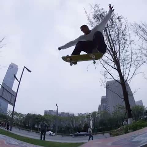スラッシャーのインスタグラム：「👉🏽 @robertneal_ @trentmcclung @jennsoto @tiagolemoskt & @carlosribeiro91 in @primitiveskate’s ‘TESTING 2’ video 📡」