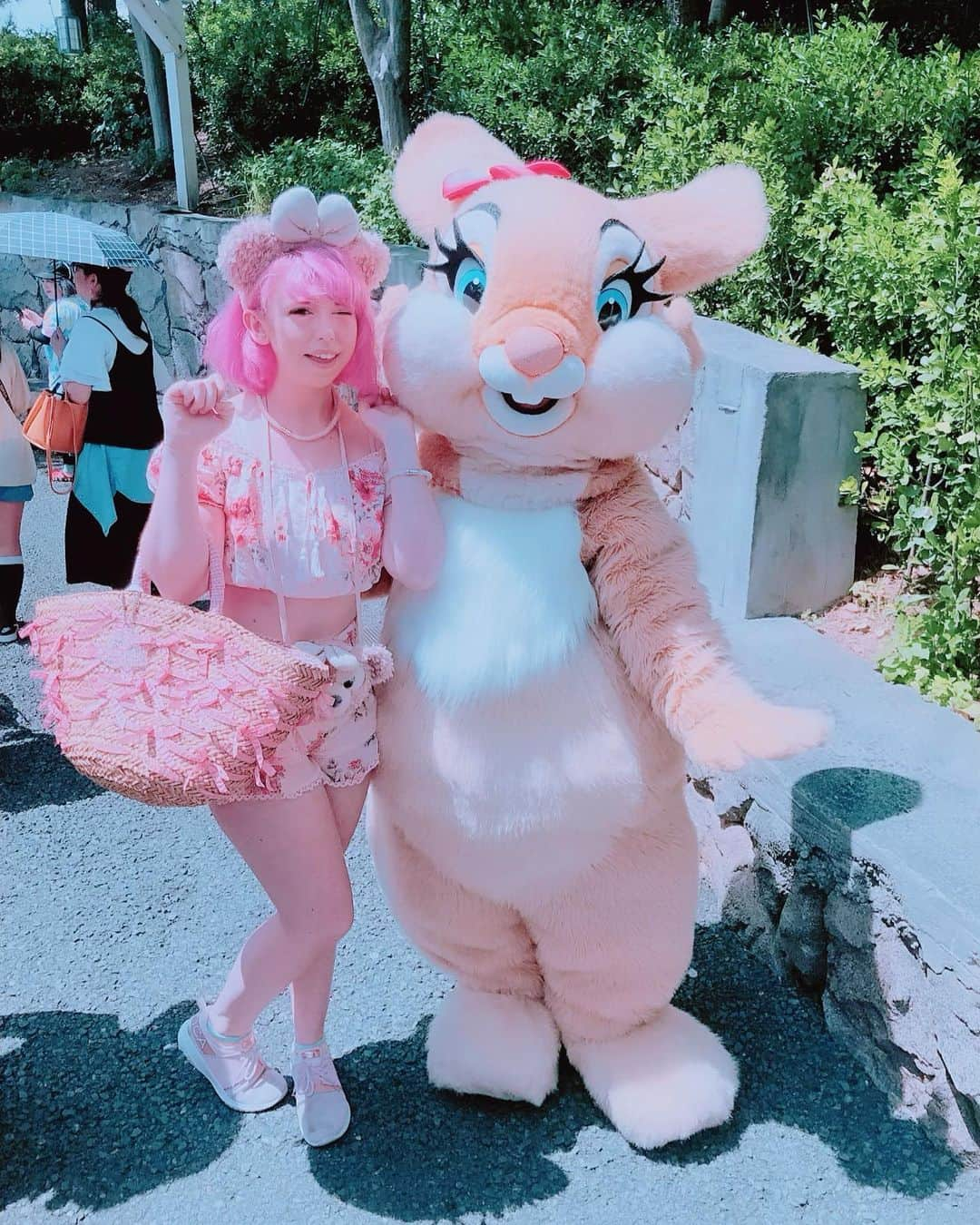 Elizabunnii エリザバニーのインスタグラム：「💖Sunny bunnies at Cape Cod~!🐰💕☀️💗 I always feel so lucky to meet Thumper & Miss Bunny~!💕💘💗⁣⁣ ⁣⁣ #disneylife #disneysea #tokyodisneysea #disneyparks #disneysnacks #disney #pinkhair #disneygrammer #disneygram #missbunny #charactergreeting #東京ディズニーシー #ディズニーシー  #ディズニーライフ #ディズニー好き #ミスバニー #ディズニーグリーティング」