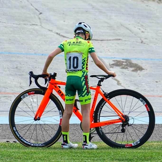 ジャスティン・マッテラさんのインスタグラム写真 - (ジャスティン・マッテラInstagram)「10. Ph #gabrieldriver @ciclistica_biringhello_asd #vincentcassata #g6 #giovanissimi #son #bikemom #pista #cycling #cyclinglife #ciclismo @derosabikes  @sidisport_official  @rudyproject @ridededa」6月10日 1時59分 - justineelizabethmattera