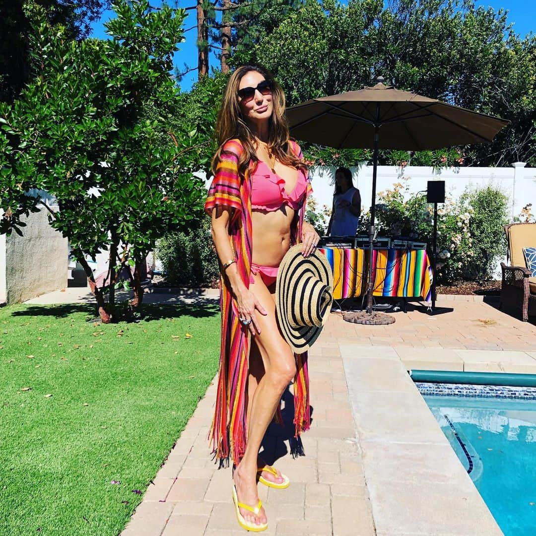 ヘザー・マクドナルドのインスタグラム：「I love all my girlfriends who came to #Heatherfest yesterday. I love my backyard and as teen (When I was laying out at my parents’ pool next door) I dreamed of having a party like this one day! Thank you to all who made it happen!」