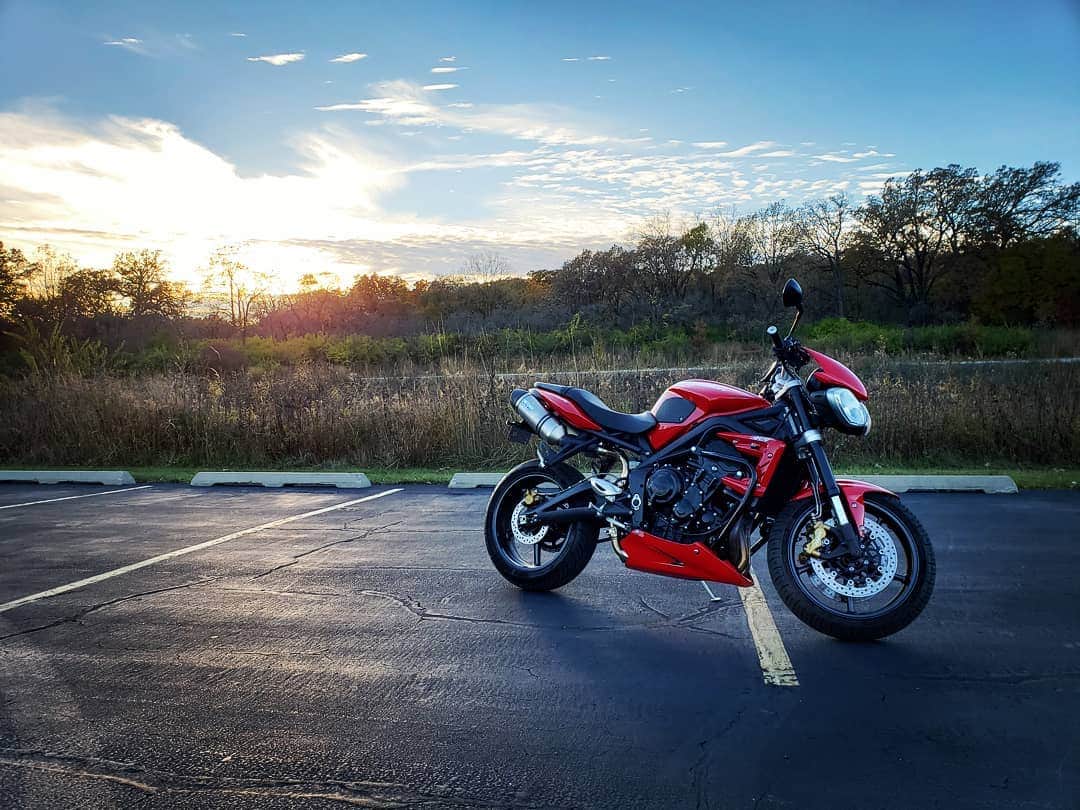 アレックス・ブノワのインスタグラム：「Riding season perfection.  #Triumph #StreetTripleR」