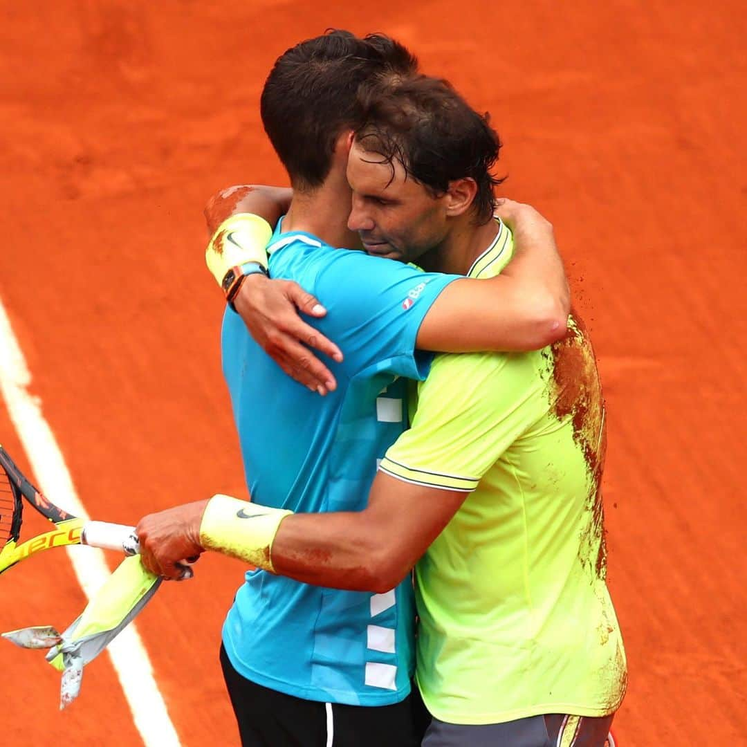 ATP World Tourさんのインスタグラム写真 - (ATP World TourInstagram)「A nice moment between the #RG19 finalists 🤗 How about a 👏 for @domithiem?」6月10日 1時56分 - atptour