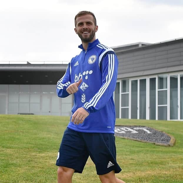 ユヴェントスFCさんのインスタグラム写真 - (ユヴェントスFCInstagram)「👀 who is back training at Vinovo... ready for Tuesday, @miralem_pjanic?! 😁😉 #ForzaJuve」6月10日 2時06分 - juventus