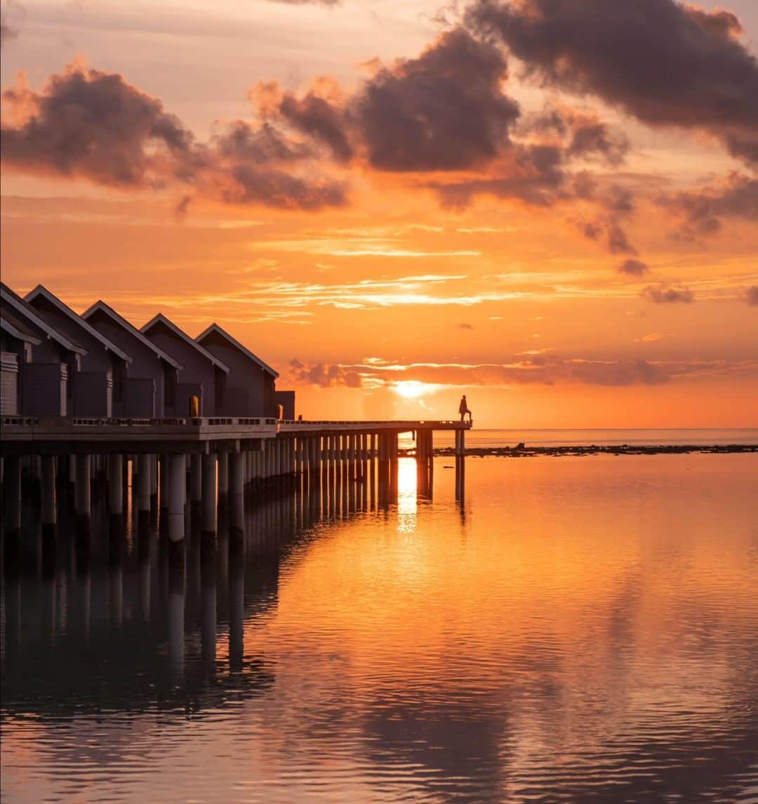 Lonely Planetさんのインスタグラム写真 - (Lonely PlanetInstagram)「'With a flat landscape surrounded by #ocean, sunsets in the #Maldives are wild! Just as the sun touches the horizon, land and sea all erupt in a shimmering palette of colors. When you stand in the water and look out it’s tough to tell the difference between sky and sea as they blend together. We could not think of a better way to finish the day in such a magical destination.' – @theworldpursuit -- That's all for this weekend's #lpinstatakeover! Head over to @theworldpursuit for more of Natasha and Cameron's images! #BestinTravel」6月10日 2時00分 - lonelyplanet