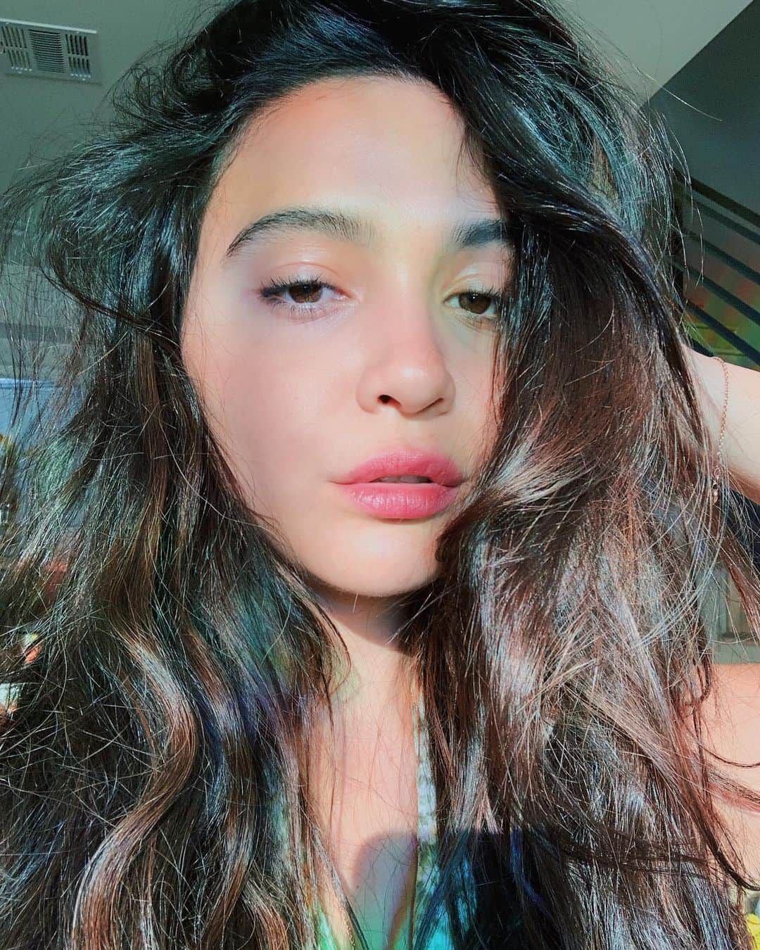 ステラ・ハジェンズのインスタグラム：「shameless FULL pout selfie trying to show off the magic @ibrowsbyeb did to my brows 💫 I rarely ever touch (or let anyone touch) my brows after a scarring threading experience like 8 years ago but every now & then it’s necessary 😂 have you ever had a bad waxing experience or just ME? *** my girl also has a June special so go check it out on my story 💖」