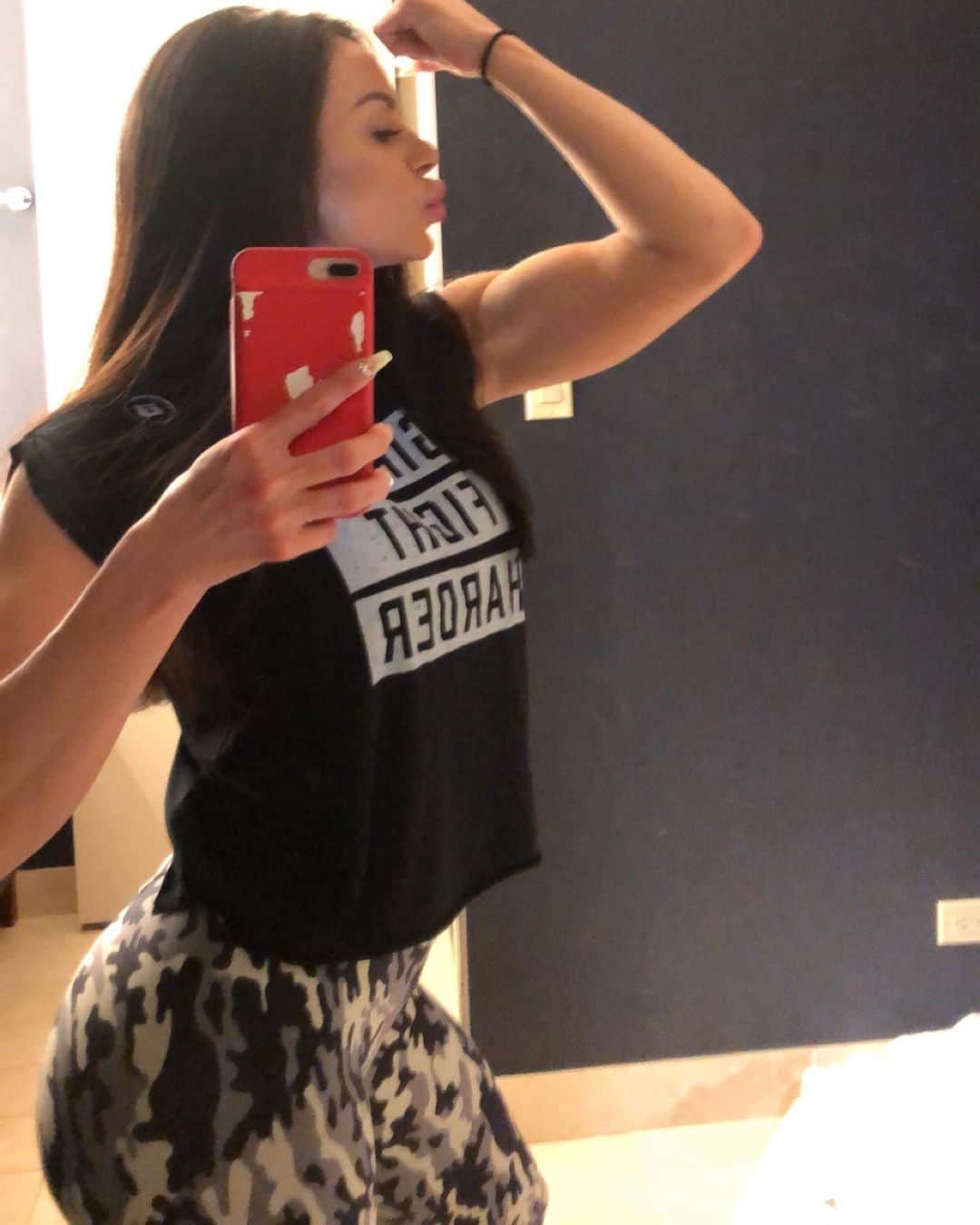 Kendra Lustさんのインスタグラム写真 - (Kendra LustInstagram)「#sundayvibes Love yourself💓 Embrace your body....flaws and all Be #bodypositive #flexing 😝 block out the #negativity Be #unapologetically you 💓」6月10日 2時03分 - kendralust
