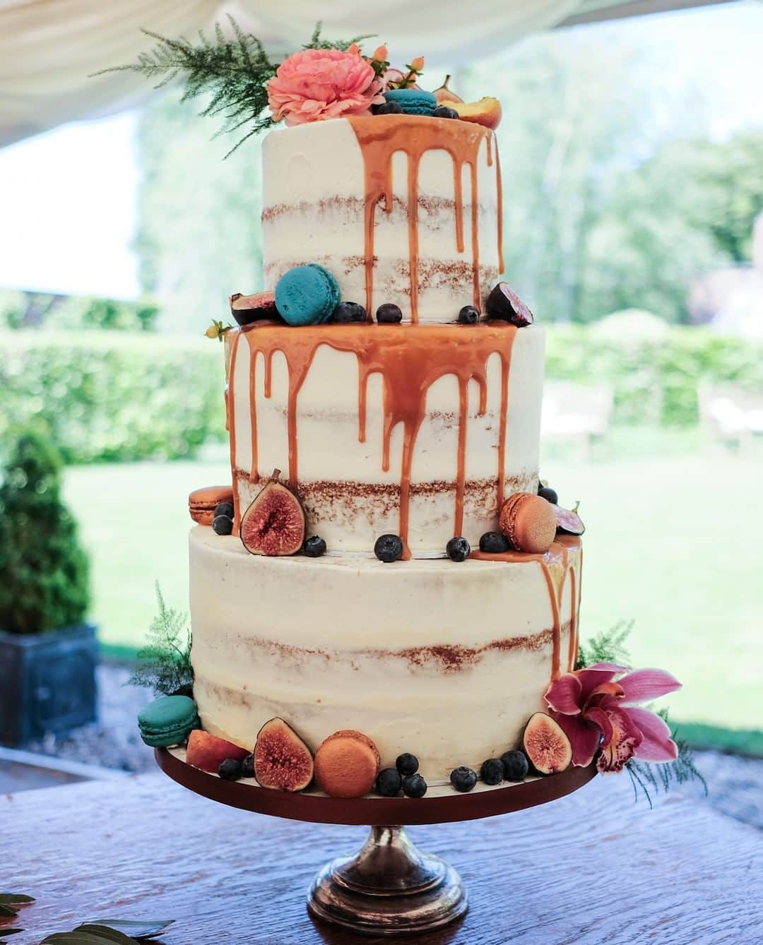 ミナさんのインスタグラム写真 - (ミナInstagram)「Do you want to eat this cake as much as we do? 😍🍰 Photographer: @JamesKempPhoto Coordinating & Styling: @NicoleCharlotteEvents  The Venue: @WalledGardenatbeestonfields Stationery: @Papergood.co.uk  Florist: @Peonies_and_Plumes  Model: @BlakeModelsUK  Makeup: @JosephineWaymu  Hair Stylist: @Georgemayhair Cake: @GreenKitchenCakes」6月10日 2時10分 - indiebride.london