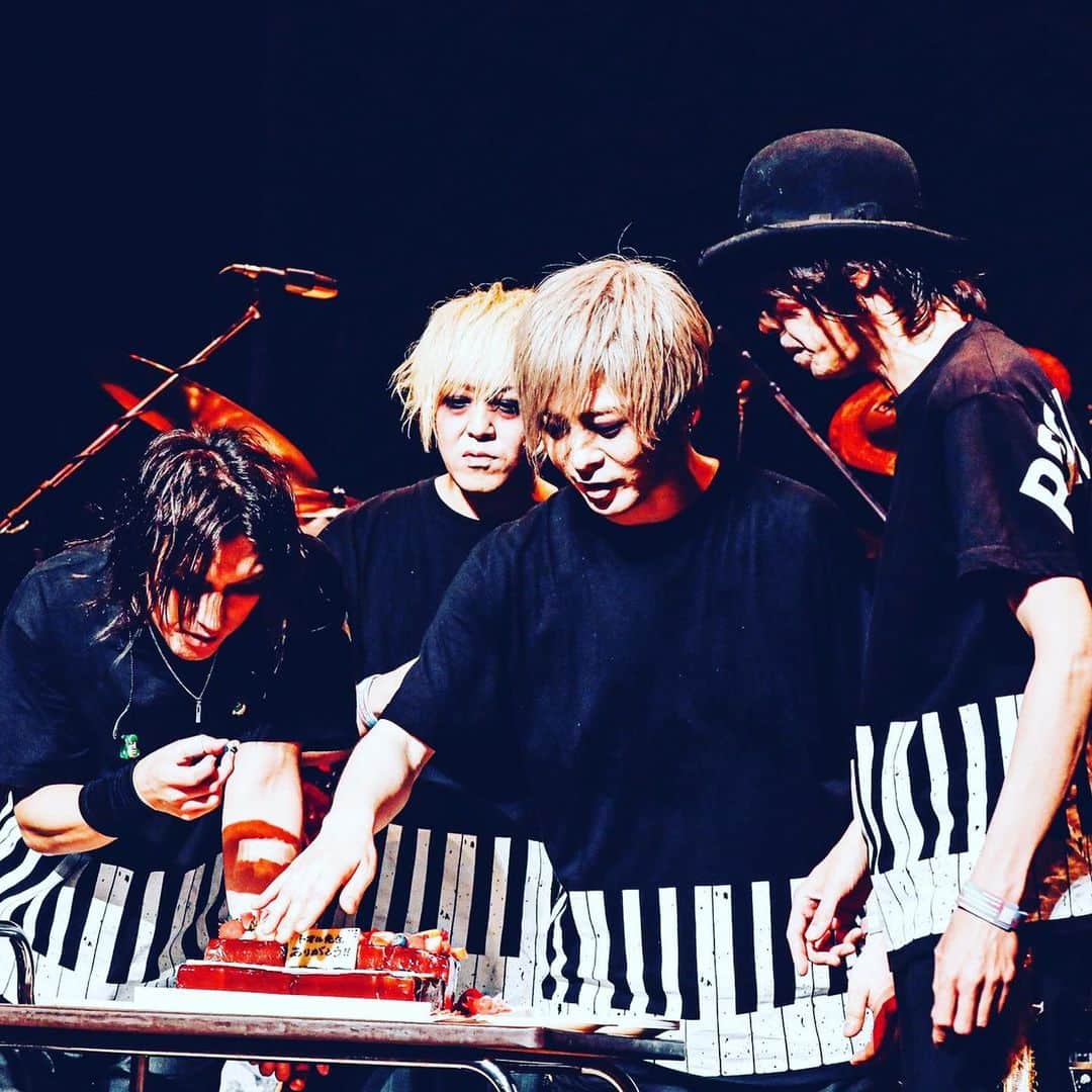 ミヤ さんのインスタグラム写真 - (ミヤ Instagram)「大阪ツアーファイナルありがとう。 お化けに扮したら心霊的なトラブルも持ってきちゃったけど、最高なツアーでした。キラーズオーケストラありがとう。またいつの日かこのメンツで。旅は続きます。。 #mucc #壊れたピアノとリビングデッド #壊ピリ」6月10日 2時13分 - miyaguchi