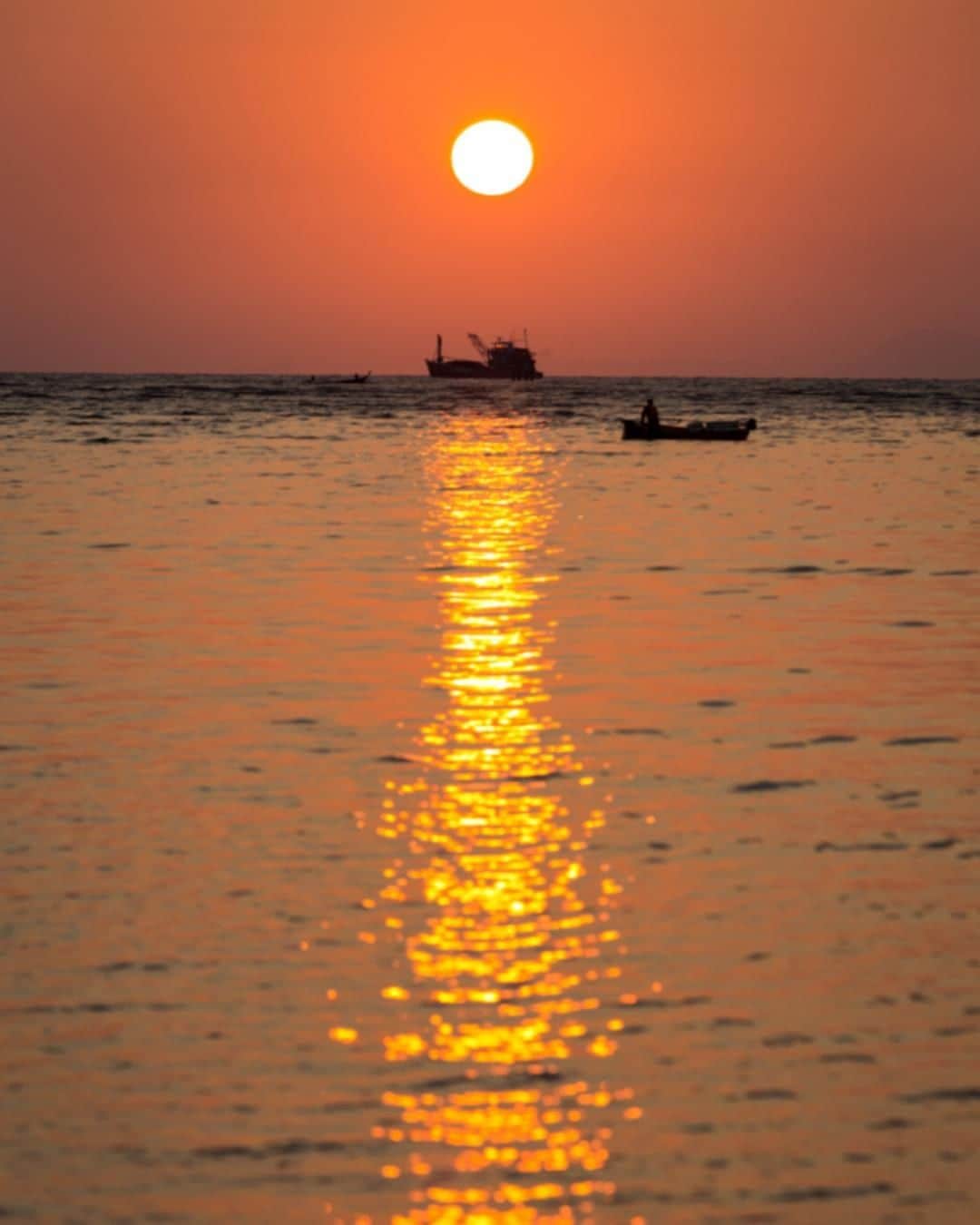 Canon Asiaのインスタグラム：「“I always try to capture a shot of the sun aligned to a fishing boat every time I return from offshore. Needless to say, I was never lucky. I had trouble capturing the picture in mind. Knowing that I should continue to try, I went back again to give it another shot. The sky was very clear. No clouds were present at the horizon. All I was hoping for was to see a fishing boat pass by during the golden hour.  It was that morning that I was fortunate to capture this perfect shot - the shot that I’ve been waiting for. It’s through this experience that I learnt that a photographer needs a lot of patience as results will surely show sooner or later.” • 📷 Image by @joeysantiniphotography shot using the Canon EOS 6D | Canon EF 70-200mm f/2.8L USM | f/8 | 1/125s | ISO 100 | 200mm  Want your photos to be featured too? Tag them with #canonasia or submit them on My Canon Story, link in bio!  #canonasia #photography #canonphotography #goldenhour #sunrise #sunset #landscapephotography #landscape」