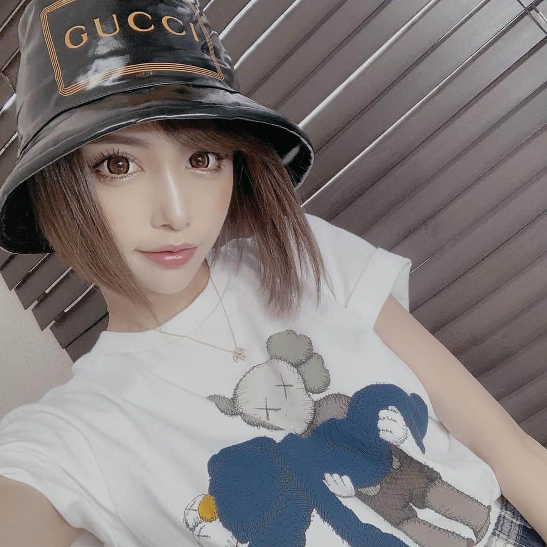 のインスタグラム：「昨日はマツエクつけ直してきました💋 傷んでるから定期的なケアが大切😭💕 フサフサに復活したよ👏 ． ． ． Lapisほのかさん( @hnk.s2 ) ‪いつもありがとうございます❣️ ． ． 「サキ吉のインスタ見ました」で‬ ‪すべてのエクステメニュー ♥︎上まつげ初回オフ無料＆コーティング付き . 【お試し】◆80本◆ \9,800が👉6,500円♡ . 【ナチュラル】◆100本◆ \12,000が👉7,500円♡ . 【初めての方にオススメ‼︎OLさんに人気はこちら】◆120本◆ \14,200が👉8,500円♡ . 【当店平均本数✨程よくぱっちりにしたい方】(上)140本 \16,400が👉9,500円♡ . 【ボリュームeye】(上)160本 \18,600が👉11,500円♡ . 【アパレル・美容系のお客様に人気💋】(上)180本 \20,800が👉13,500円♡ . 【まるで付けまつ毛👀ドール級の存在感💗】(上)200本 \23,000が👉15,500円♡ . 【下まつげ本数制限無し】 付け放題 \6,000が👉4,000円♡ ※下まつ毛のオフは行っておりません。 . ※ご新規様のみ利用可 . 担当 👉honokaさん .  お問い合わせ&ご予約は 03-5489-5550  住所  東京都渋谷区宇田川町34-6 M&Iビル B1F ． #マツエク #マツエクデザイン #GUCCI女子  #uniqlokaws」