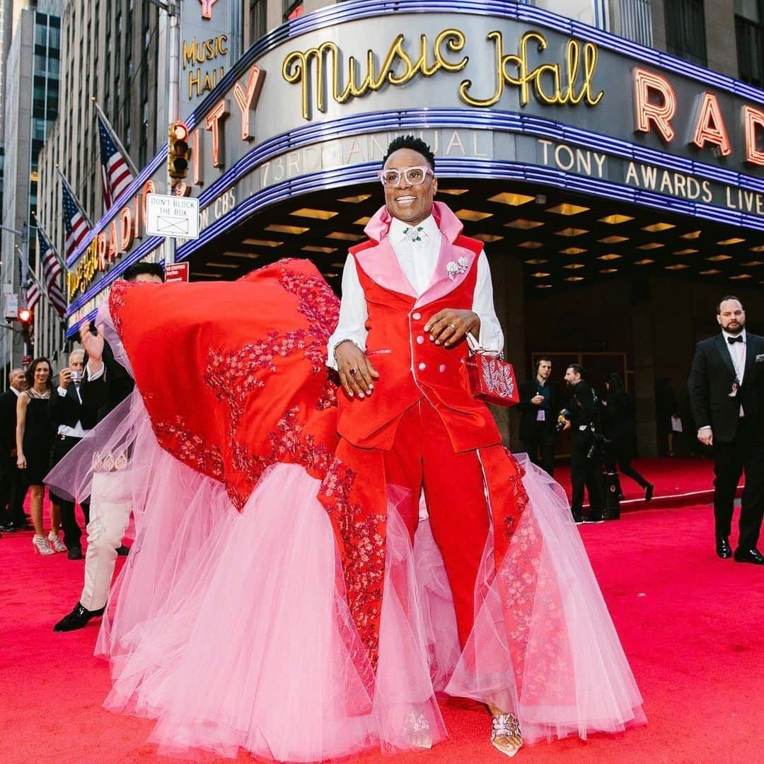 Vogueさんのインスタグラム写真 - (VogueInstagram)「Tonight, the 73rd Annual #TonyAwards honored nominees for their excellence in Broadway theater. Broadway stars—like @theebillyporter in his signature gown-suit hybrid—descended upon the red carpet in ensembles worthy of the night’s glitzy aesthetic. Tap the link in our bio to see more from the red carpet. Photographed by @coreytenold」6月10日 11時40分 - voguemagazine