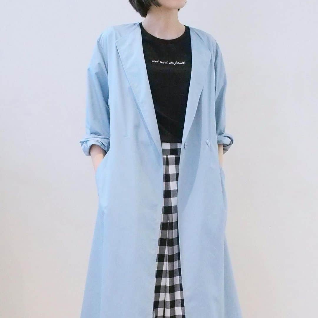 kumikyokuさんのインスタグラム写真 - (kumikyokuInstagram)「. 美シルエットのコートは、撥水なのに軽く滑らかで快適な素材感。 ベルトを絞めずにさっとラフに羽織ったり、ベルトを絞めてレディライクに着こなしても◎。 coat(CM0002)¥22,000 cut&sewn(KK0030)¥6,900 pants(PR0004)¥15,000  feature -sax blue collection- >>プロフィールURLよりfeatureをチェック  #組曲 #kumikyoku #シェルブールの雨傘 #フレンチカジュアル #撥水 #撥水コート #レインコート #ロゴt #洗える #着心地抜群 #ギンガムチェック #ワイドパンツ #ウエストがゴム#lesparapluiesdecherbourg #cinemalook #シェルブールの雨傘 #梅雨コーデ #新作 #feature」6月10日 11時41分 - kumikyoku_jp