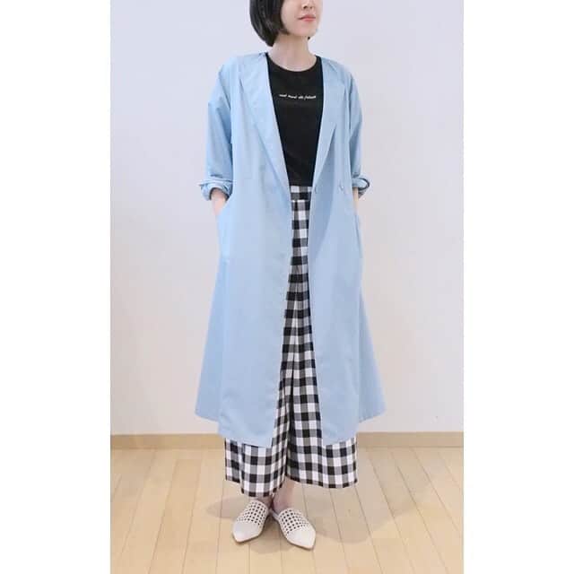 kumikyokuさんのインスタグラム写真 - (kumikyokuInstagram)「. 美シルエットのコートは、撥水なのに軽く滑らかで快適な素材感。 ベルトを絞めずにさっとラフに羽織ったり、ベルトを絞めてレディライクに着こなしても◎。 coat(CM0002)¥22,000 cut&sewn(KK0030)¥6,900 pants(PR0004)¥15,000  feature -sax blue collection- >>プロフィールURLよりfeatureをチェック  #組曲 #kumikyoku #シェルブールの雨傘 #フレンチカジュアル #撥水 #撥水コート #レインコート #ロゴt #洗える #着心地抜群 #ギンガムチェック #ワイドパンツ #ウエストがゴム#lesparapluiesdecherbourg #cinemalook #シェルブールの雨傘 #梅雨コーデ #新作 #feature」6月10日 11時41分 - kumikyoku_jp
