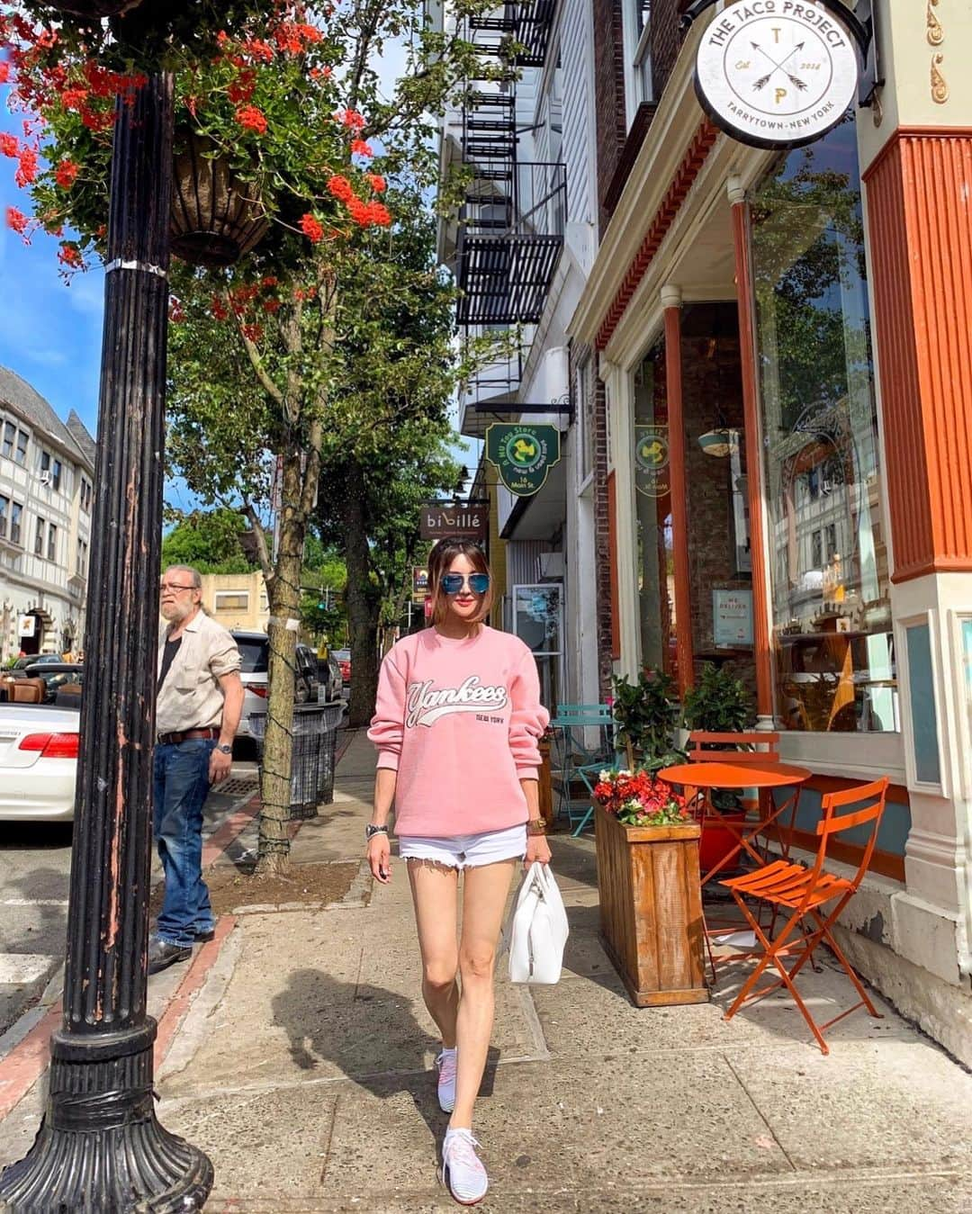 이미아 Mia Lee 李 美兒のインスタグラム：「Love wandering around for no reason with my parents in New York.  We already had two lunches and three cups of lattes (due to the jet lag😴) at the fabulous local cafes and restaurants.  Oh, I’m even trying to match with the lettering on my sweatshirt ‘Yankees’. 🇺🇸🚘🎶 부모님과 특별한 이유나 목적없이 여기 저기 미국 동부 뉴욕주를 여행 중 입니다. 멋진 카페는 잠시라도 들려 라떼 한 잔 하며~ 인터넷도 하고 소확행을 마음껏 누리고 있습니다.^^ 로컬만 가는 동네 맛집을 물어보고, 가라지 세일을 하면 기웃거려 보기도 하고, 엔틱샵은 미국 역사를 엿볼 기회가 됩니다.」