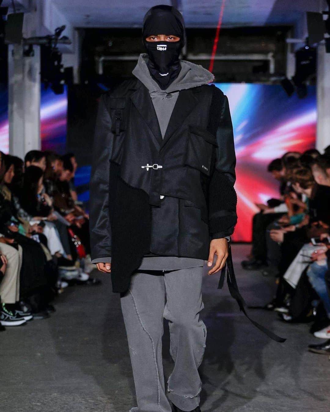 HYPEBEASTさんのインスタグラム写真 - (HYPEBEASTInstagram)「@hypebeaststyle: For #LMFW Spring/Summer 2020, @c2h4 unveiled a range of layered looks fit for the “Post Human Era” and kept in tune with its utilitarian and punk-inspired ethos. Swipe to see more from the show. Photo: Regis Colin Berthelier / @nowfashion」6月10日 11時42分 - hypebeast