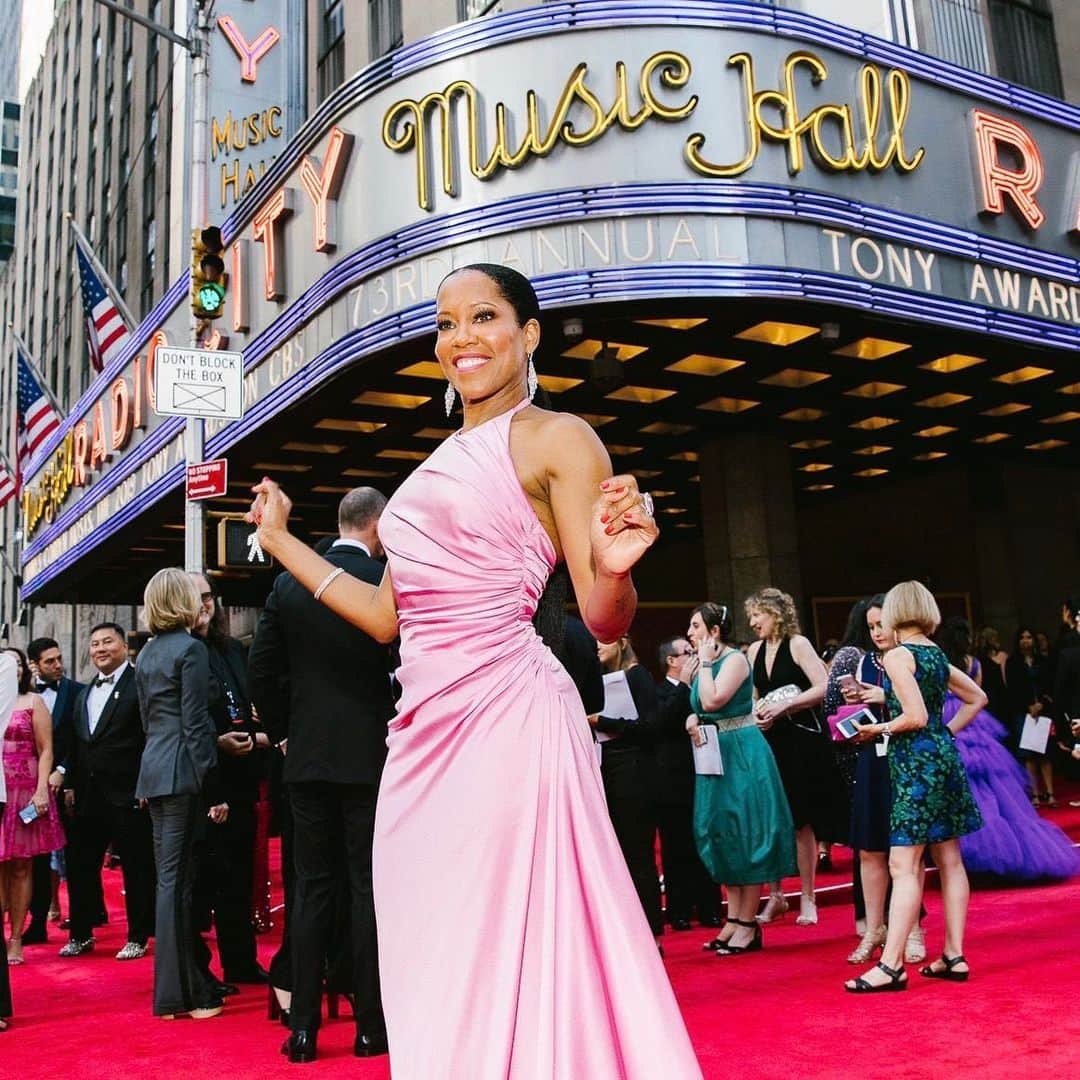 Vogue Runwayさんのインスタグラム写真 - (Vogue RunwayInstagram)「At tonight's #TonyAwards, @iamreginaking was pretty in pink in @prada. Tap the link in our bio to see what all your favorite actors, actresses, singers, playwrights, and more wore on the step and repeat. Photographed by @coreytenold」6月10日 11時42分 - voguerunway