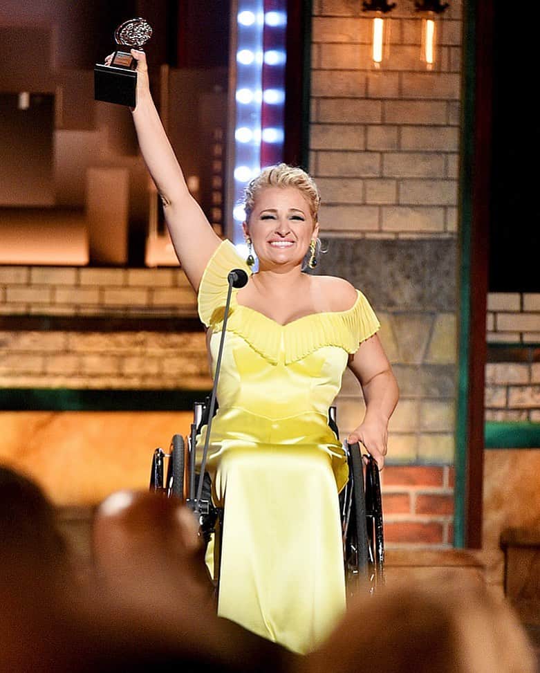 Just Jaredさんのインスタグラム写真 - (Just JaredInstagram)「Broadway actress @alistroker makes history as the first performer in a wheelchair to win a Tony Award!  #AliStroker #TonyAwards Photo: Getty」6月10日 11時52分 - justjared