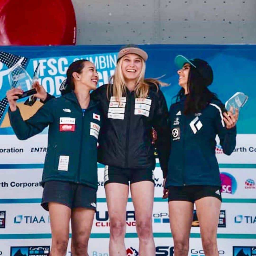 野口啓代のインスタグラム：「I finished 2nd place at the Bouldering worldcup in Vail🇺🇸Also 2nd place at the Overall this year too🥈* * The Final in Vail is the most exited competition of the whole season🏆✨* * I was a little sad that I couldn’t win but completed with this amazing Janja who won the Overall title this year👏🏻☺️💕 I'd like to catch up‼️* * I’ll train harder to make my performance better⤴️⤴️* * Thank you so much for all your support and cheering through out the Bouldering season❤️* * * BWC2019が終了しました🖤 最終戦も2位🥈年間ランキングも2位🥈完全なるセカンドコレクターとしてシーズンを終了✌🏻😂* * ベイル大会は、予選から決勝まで課題の内容とさじ加減、最後の盛り上がりまで最高🤩‼️今年4戦出た中で一番面白いWORLDCUPでした🏆✨* * 決勝全完登出来ず&優勝出来ず、すごく悔しいですが、それ以上に、今年のWORLDCUPを全戦優勝の快挙で年間優勝したヤンヤと戦えて幸せでした👏🏻☺️早く追いつきたい‼️また一緒に登りたい‼️* * さてっ 来月からはリードのWORLDCUPが始まります🧗🏻‍♂️そして再来月には世界選手権👑調子上げていきます⤴️⤴️応援ありがとうございました⭐️* * * 📷 by @kaartikgphoto  @au_official #大和証券 @thenorthfacejp @orientalbaio #三井不動産 @cowsoapcp #zeta @air_sleeptechnology @c3fit @lasportivajp @petzl_official  @newhale_japan」