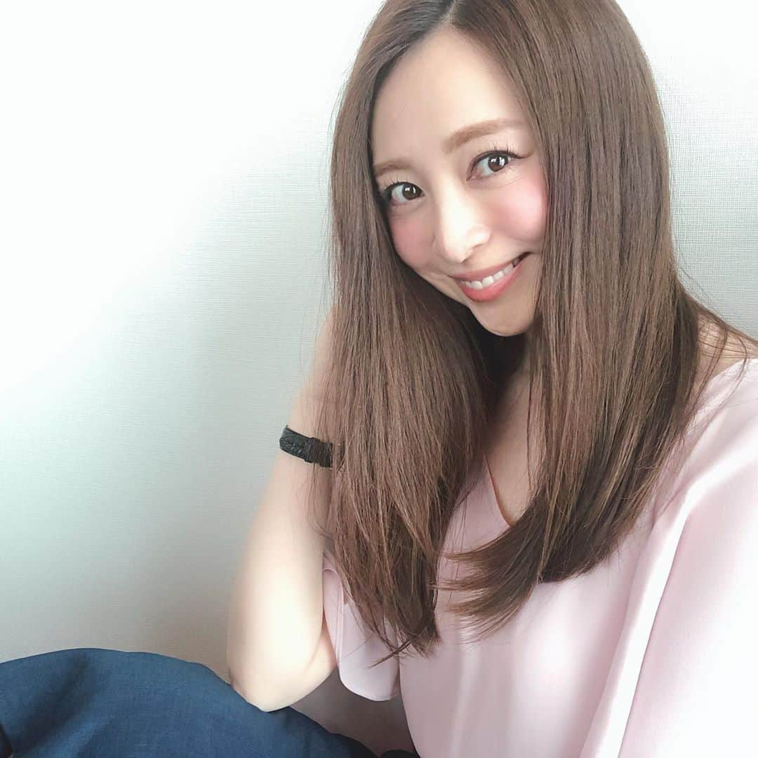 磯部奈央さんのインスタグラム写真 - (磯部奈央Instagram)「こんにちは☺︎ . 巻き髪も好きだけど、今日はあいにくのお天気ということもあり、ストレートヘア❣️ . ラサーナの海藻ヘアエッセンスを、ドライヤーで乾かす前の濡れた髪につけると、ブローで内巻きにした毛先が１日キープされるから、ストレートの日のセットはこれだけ🤗！ . オイルタイプの洗い流さないトリートメントだから、髪の手触りもなめらかになって好き❤︎ 40年続く、昔からみんなに愛されているヘアオイル「ラサーナ」だからこそ信頼できます👏🏻✨ . ピンクグレープフルーツの香りも、ボトルデザインも夏っぽくて気分上がる〜☺️🌴 . . . #ラサーナ #海藻ヘアエッセンス #ヒートメモリー#PR #ラサーナ40周年 #ヘアオイル #形状記憶 #ピンクグレープフルーツ #ヘアケア #スタイリング #instahair #hairarrange」6月10日 11時50分 - nao_isobe729