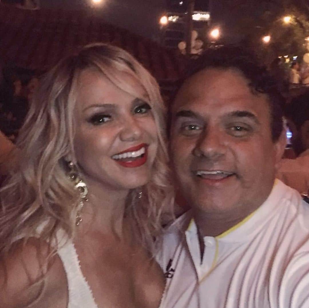 Eliana Michaelichin Bezerraのインスタグラム：「As melhores selfies vc encontra no @dedecoool. Arraste pro lado e aprenda com ele😂. Tudo isso pra dizer que eu te gosto muito e te desejo amor e saúde sempre! Parabéns Dé!!」