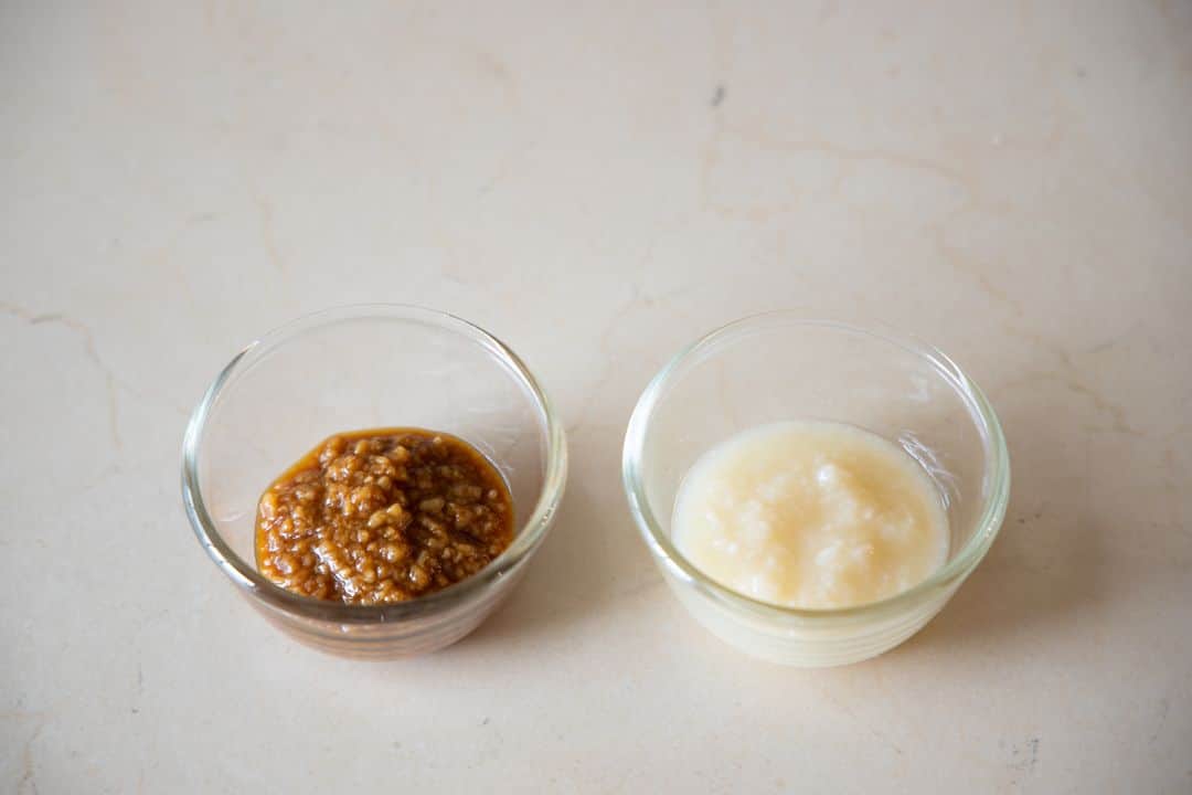 Komerco-コメルコ-さんのインスタグラム写真 - (Komerco-コメルコ-Instagram)「. 雨の日がつづく6月。家で過ごす時間も自然と増えますよね。 今年は米麹を活用して、発酵調味料づくりを楽しんでみませんか？😳 . ただいま掲載中の #コメルコバナシ では、米麹を使った「塩麹」と「醤油麹」のつくり方をご紹介しています📱✍ . 2011年の後半から麹ブームを牽引してきた塩麹は、素材の旨味を最大限に引き出してくれる調味料。自宅でも簡単に、好きな量で作ることができるんです👀野菜と和えるだけで優しい味わいの浅漬ができる便利な調味料です。 . 醤油麹とは、米麹と醤油を合わせた調味料のこと。醤油の代わりに料理に使うことで、麹の上品な甘みと旨味が醤油に加わって、食材の味がより味わい深くなりますよ✨ . Komerco編集部のおすすめは卵かけご飯👀ごはんを一気にかきこみたくなるおいしさを、ぜひ体験してくださいね💓 . ------------------------------- . ▷コメルコバナシは、Komercoアプリのホーム画面でご紹介している読みもの。クリエイターや作品の魅力を紹介し、モノからはじまる料理の楽しさと可能性を提案しています。 . ▷iOS版Appダウンロードはプロフィールリンクから📲 @komerco_official. ------------------------------- #komerco #komercoごはん #料理をもっと楽しく #米麹#塩麹#醤油麹#おうちごはん #卵かけご飯 #instafood #foodpic #cookinglove #食器 #陶芸家 #手しごと #手づくり #うつわ #うつわ好き #調味料 #テーブルスタイリング #ワンプレート #豊かな食卓 #今日のごはん #手作り調味料 #発酵食品 # #いただきます #いつものいただきますを楽しく #クックパッド #cookpad」6月10日 12時00分 - komerco_official