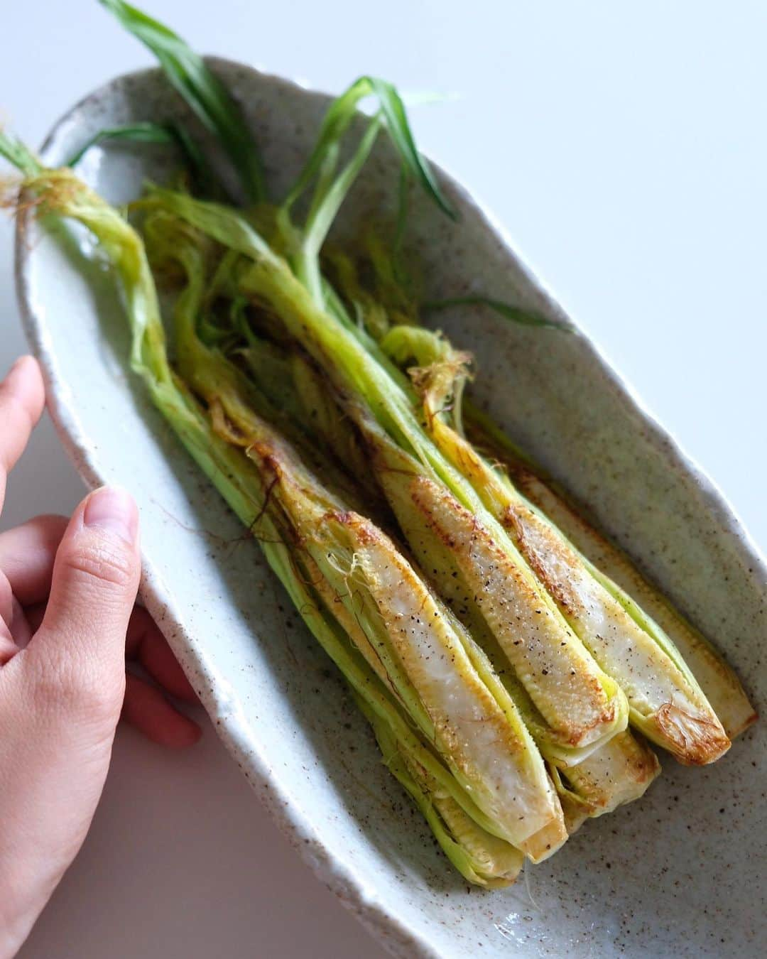 武智志穂さんのインスタグラム写真 - (武智志穂Instagram)「今が旬のヤングコーン🌽﻿ 薄皮を1〜2枚残し縦半分に切り、フライパンにオリーブオイル・バターを入れ、ヤングコーンの切り口を下にして焼き色をつけます。﻿ （薄皮が蓋の役割をしてくれます！）﻿ 焼き色がついたら、ひっくり返し反対側も。﻿ ヒゲが美味しいから焦げ過ぎないように注意👩🏻‍🍳﻿ 仕上げに塩胡椒、途中から味変で粉チーズもオススメ。﻿ ﻿ ﻿ #武智家の食卓 #ヤングコーン #旬を食す #おつまみ #宅飲み」6月10日 12時00分 - shiho_takechi